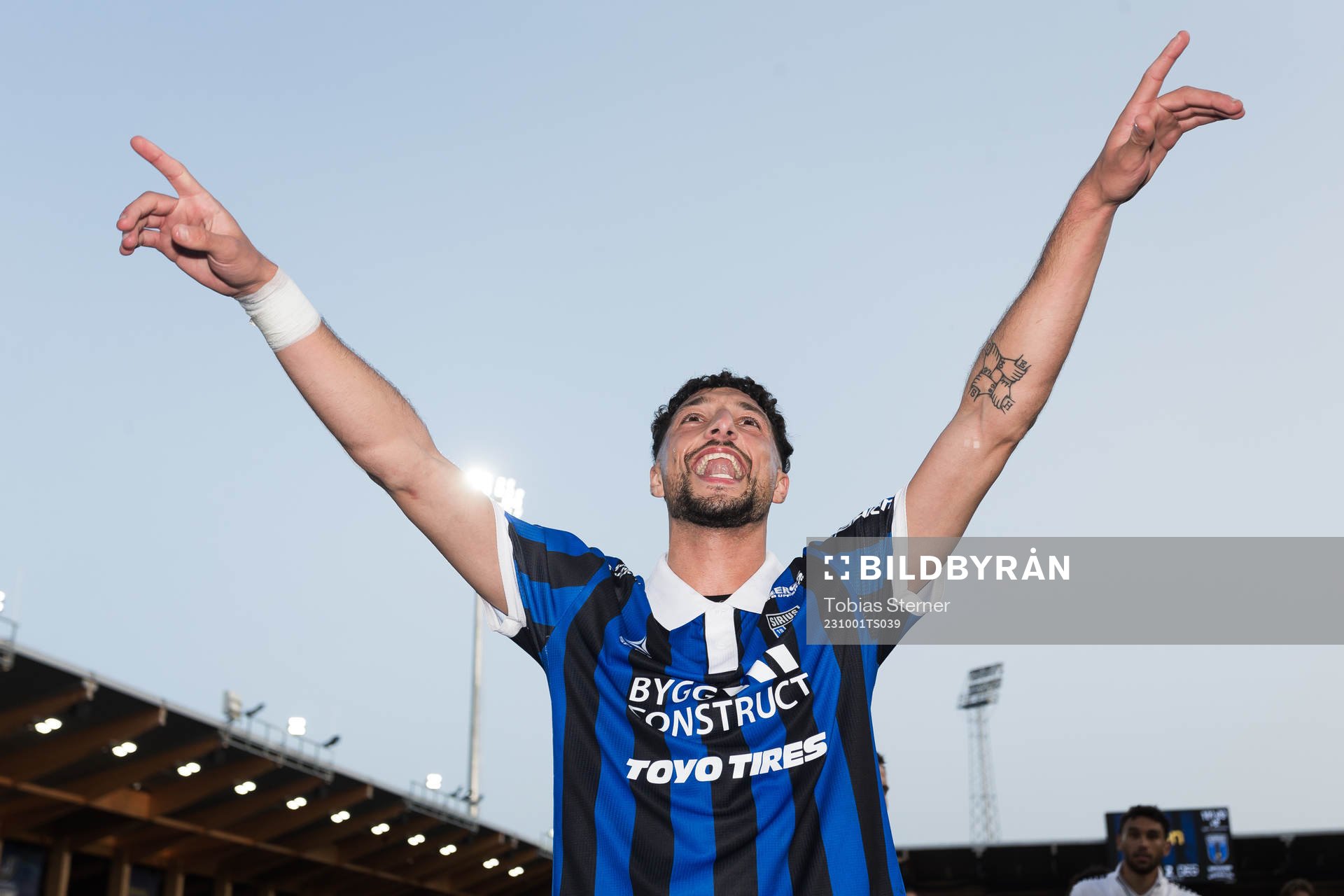 Sirius Wessam Abou Ali jublar under fotbollsmatchen i Allsvenskan mellan Sirius och Degerfors den 1 oktober 2023 i Uppsala. 