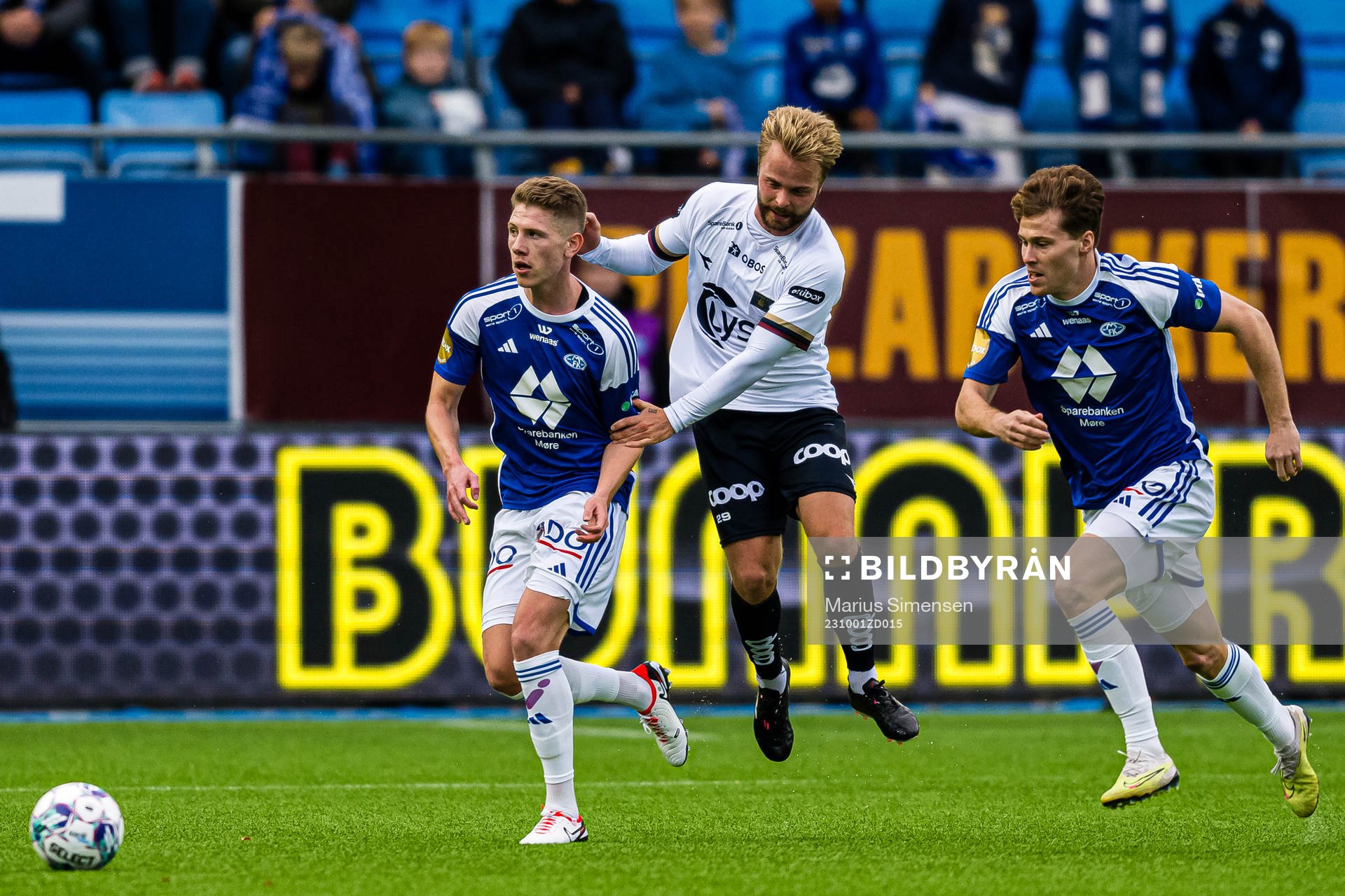 Markus Kaasa of Molde and Sander Svendsen of Viking