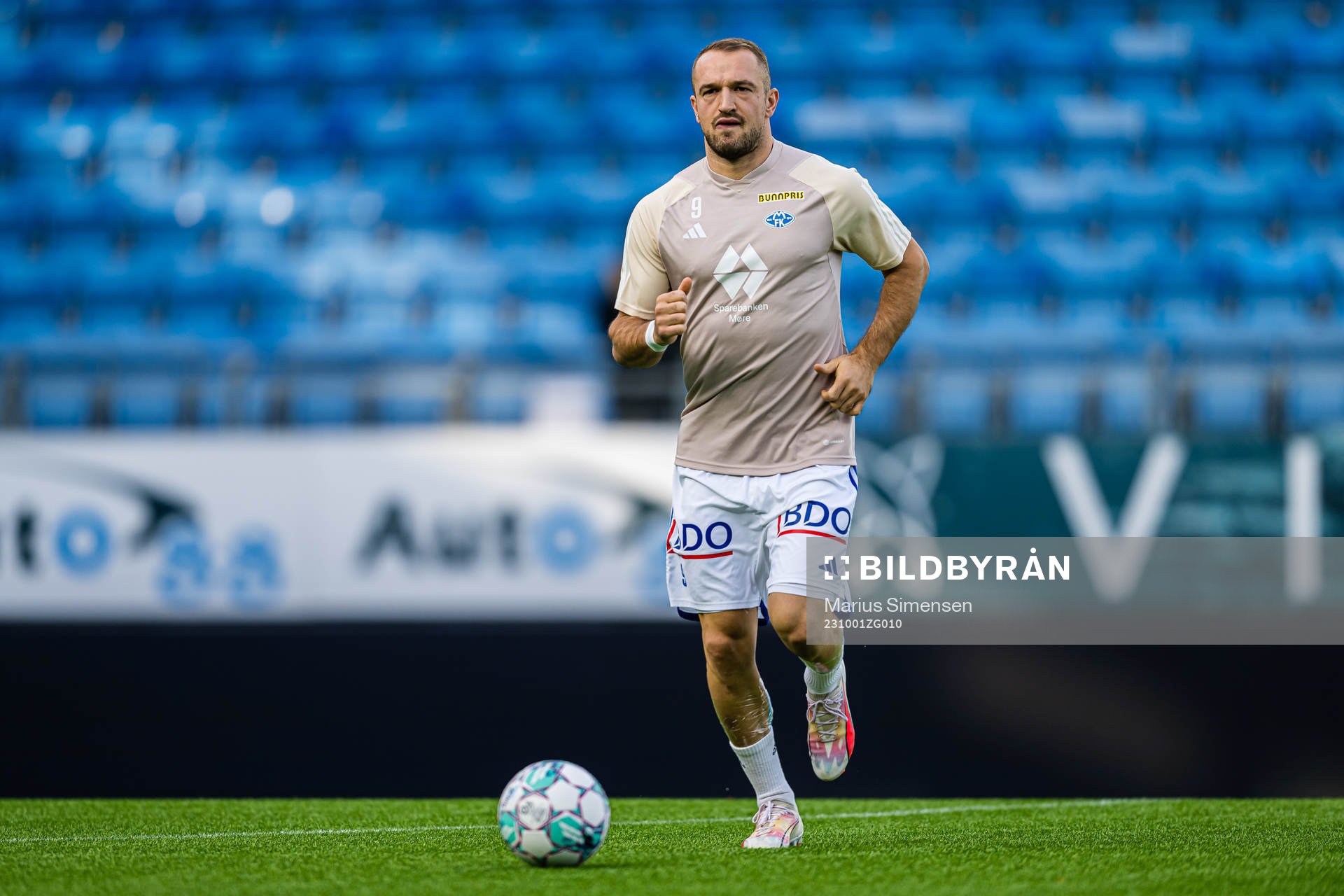 Veton Berisha of Molde warms up ahead of the Eliteserien match between Molde and Viking on October 1, 2023 in Molde.
