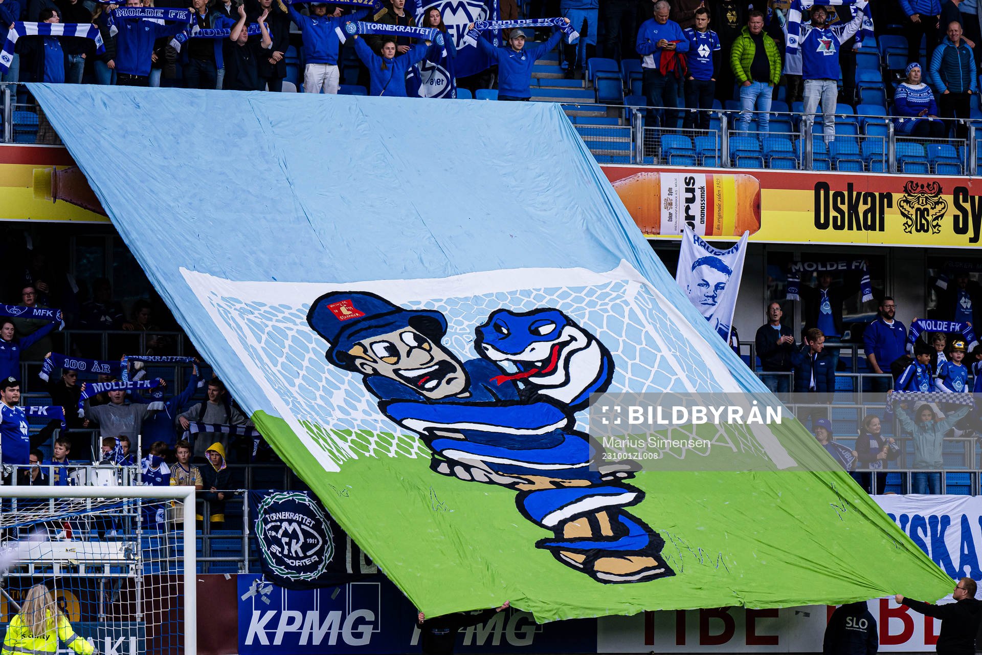 Spectators in the stands and TIFO
