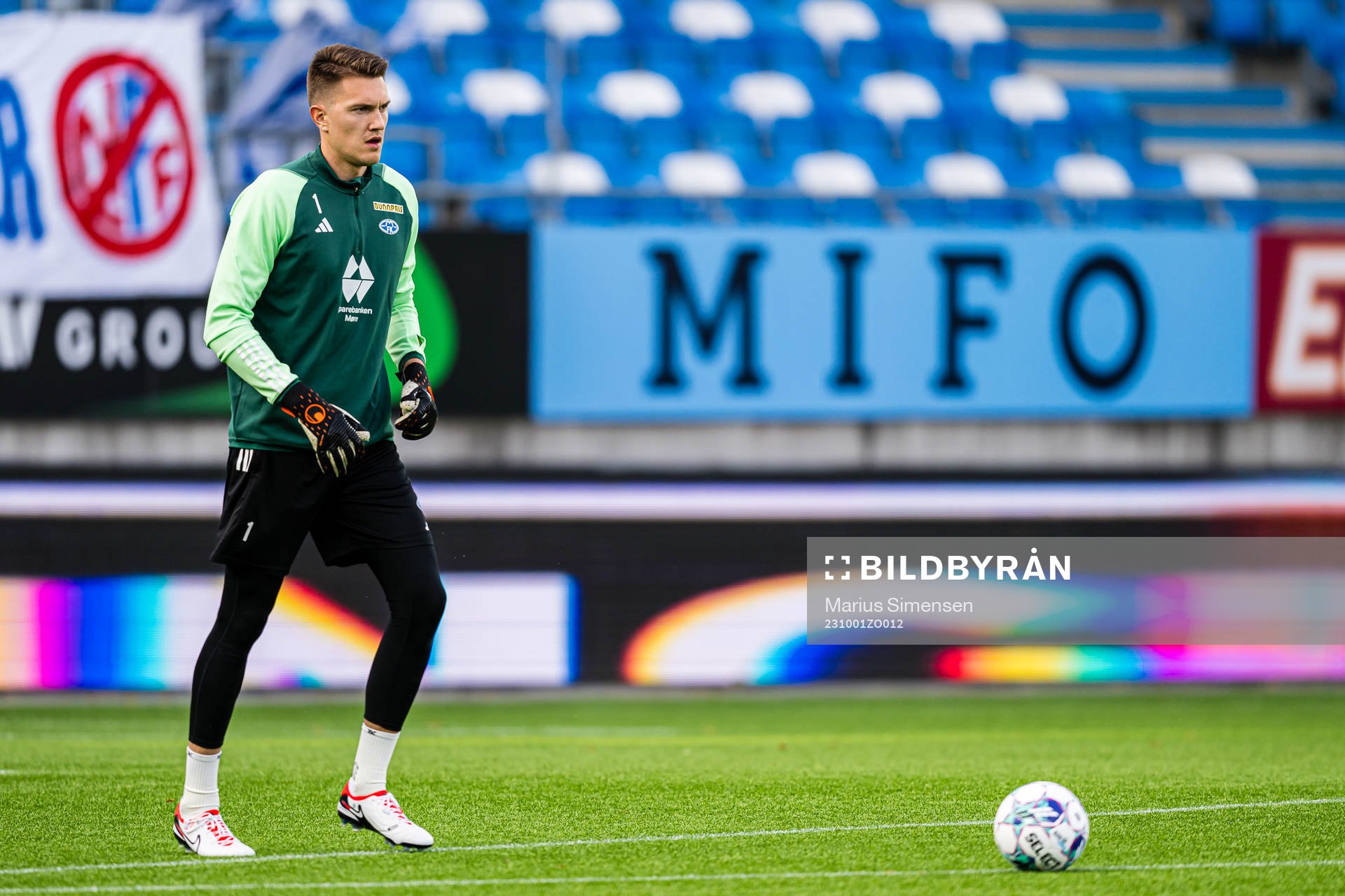 Jacob Karlstrøm of Molde warms up