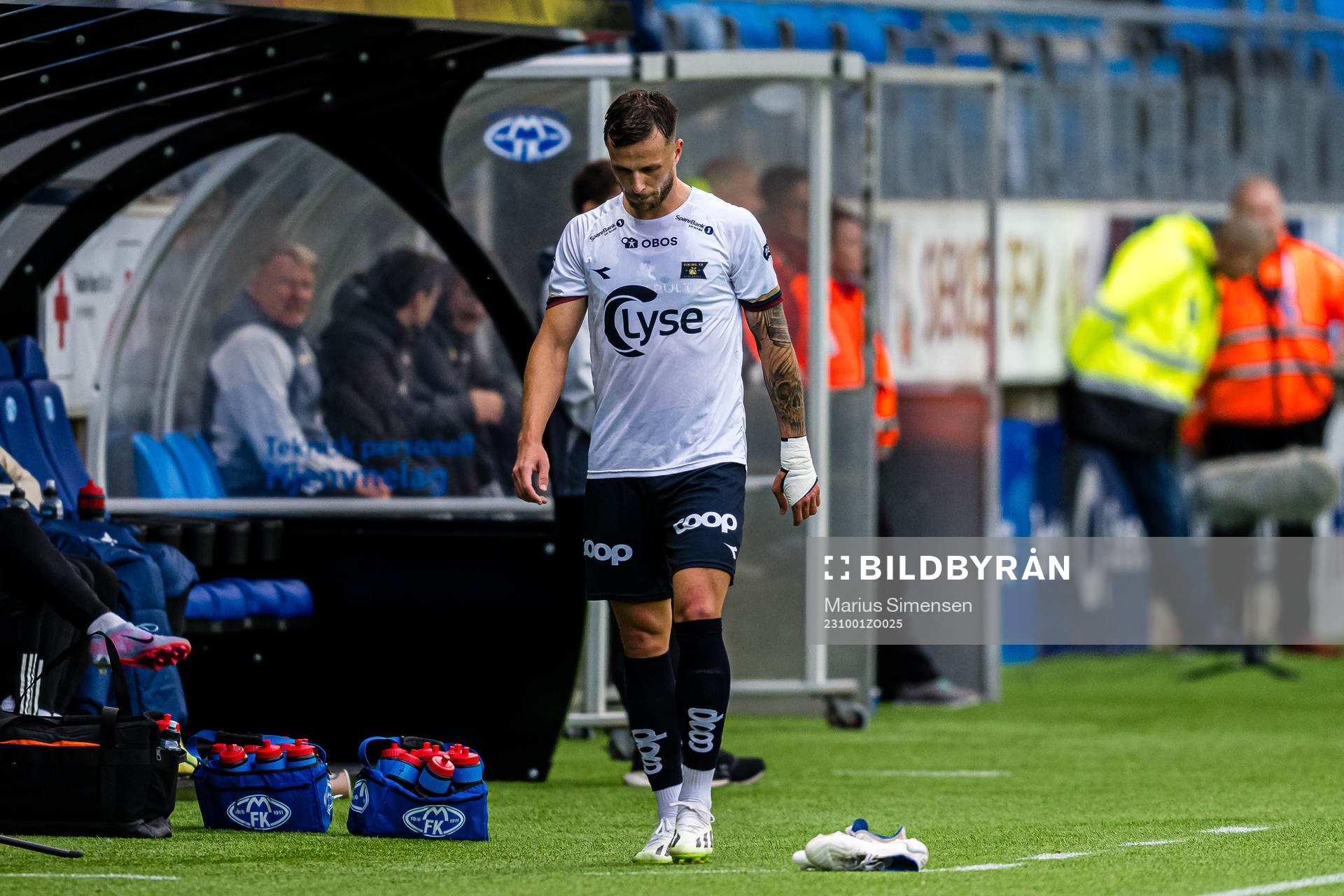 David Brekalo of Viking walks off the pitch with an injury
