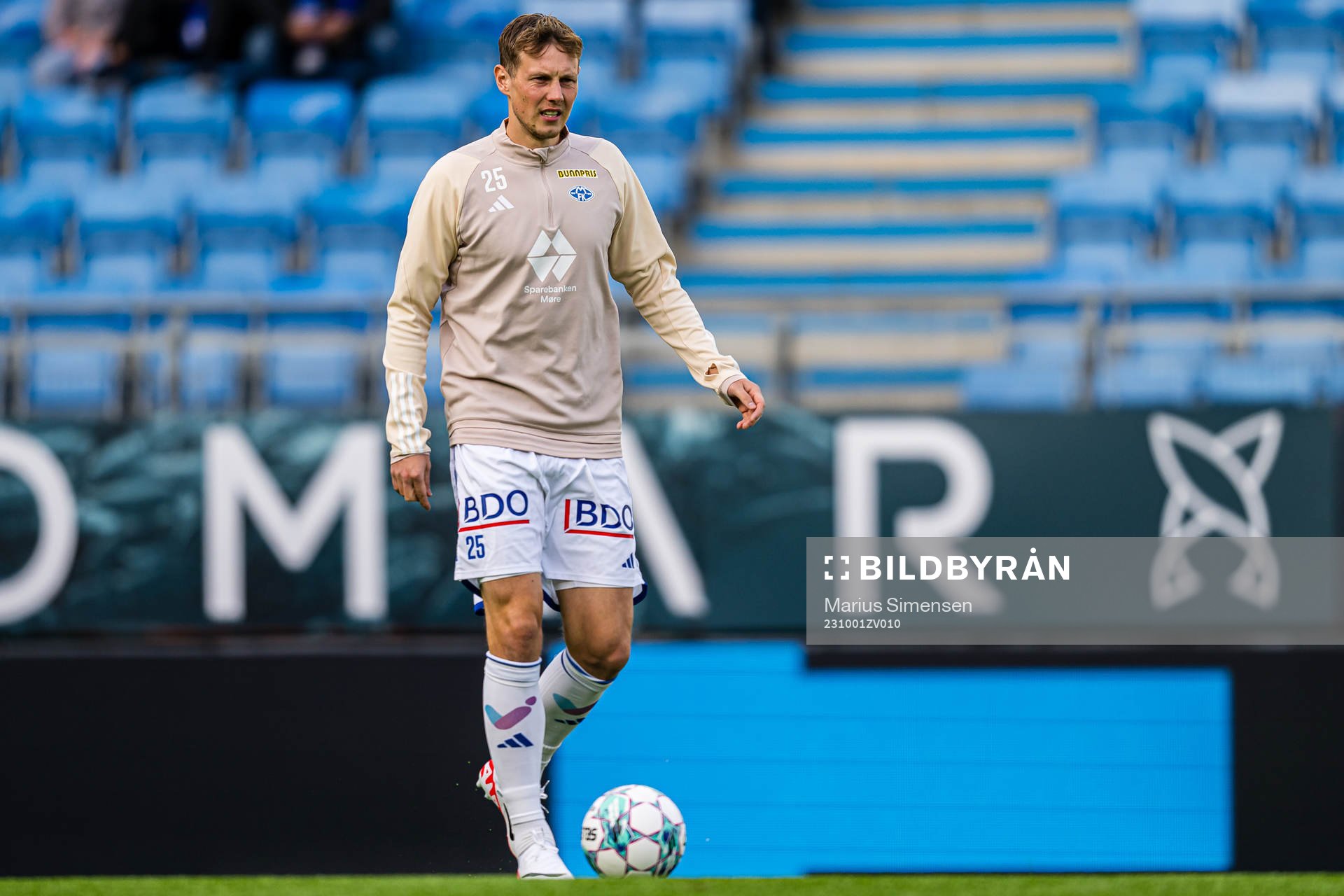 Anders Hagelskjær of Molde warms up
