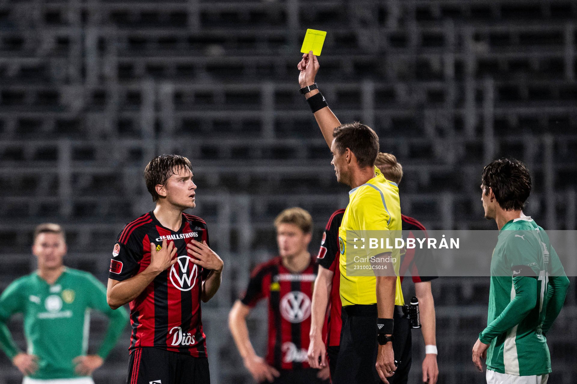 Östersunds Jakob Johnsson får en varning