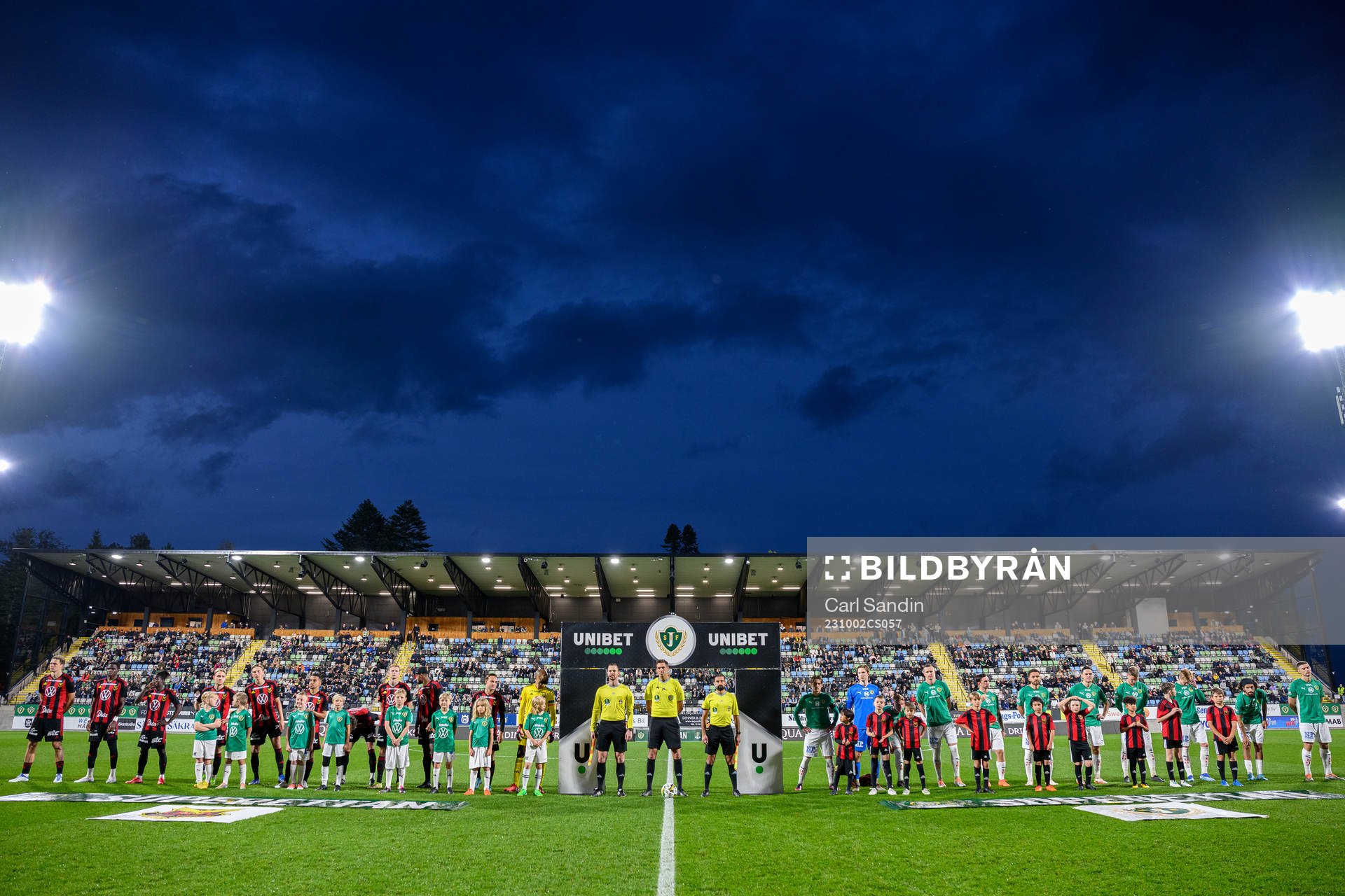 Spelarna vid lineup innan fotbollsmatchen i Superettan