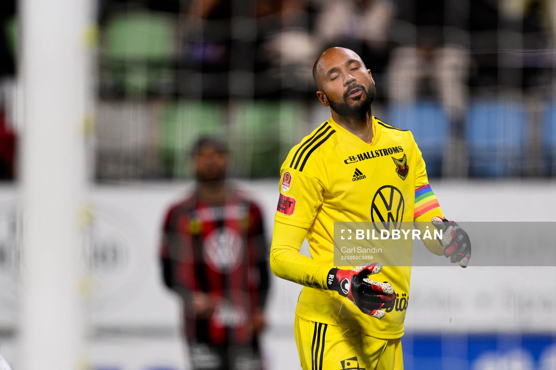 Östersunds målvakt Aly Keita deppar