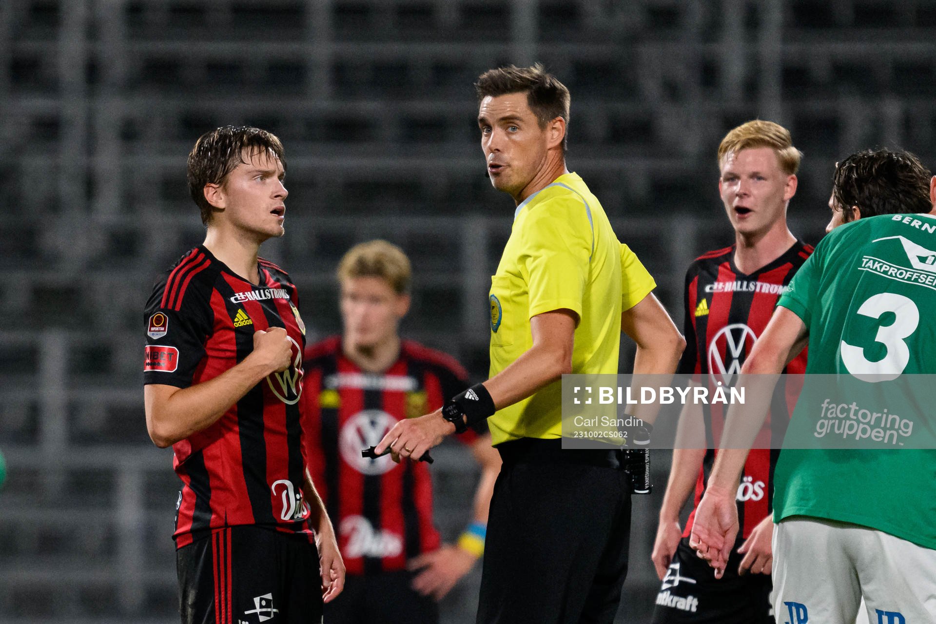 Östersunds Jakob Johnsson och Domare Magnus Lindgren