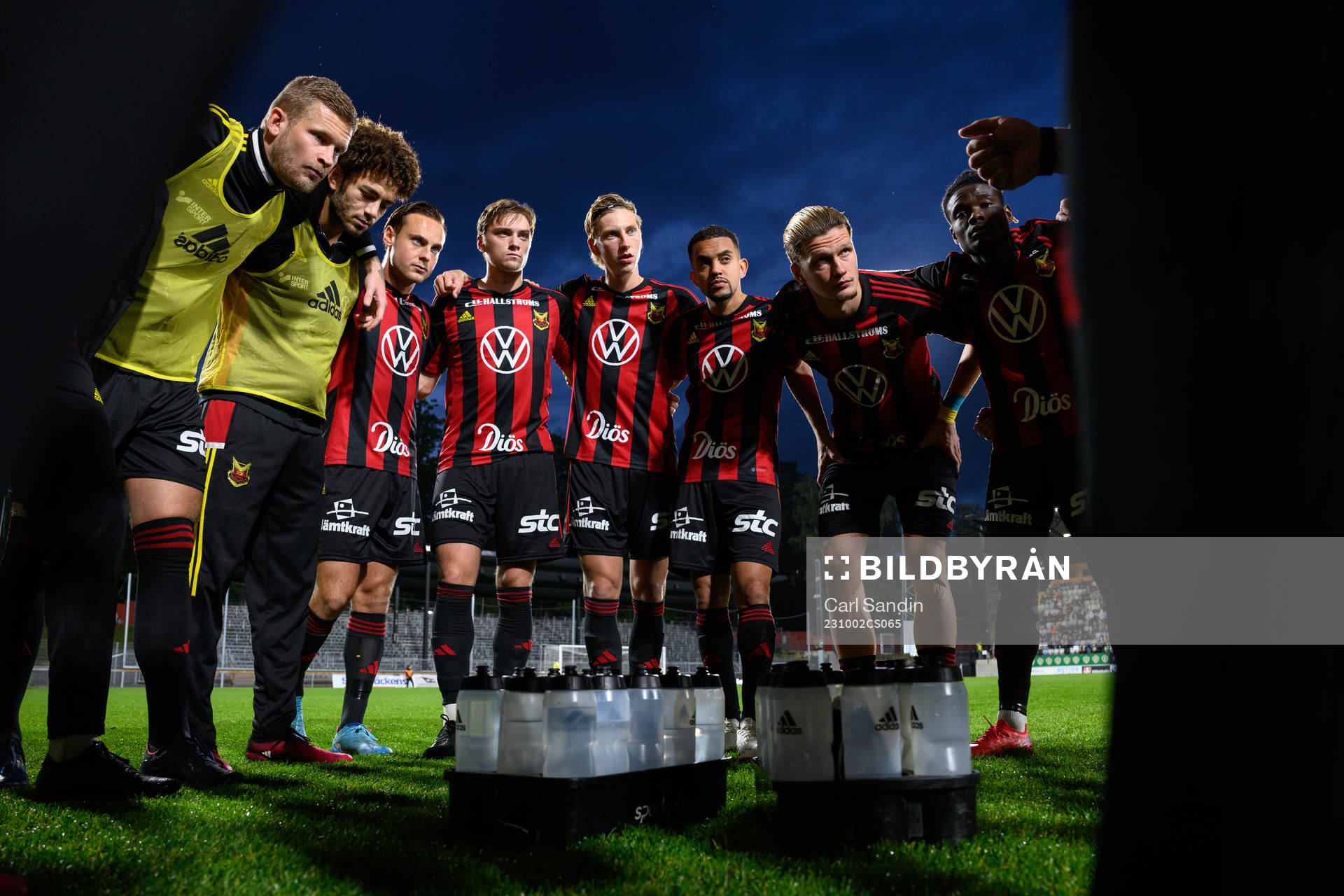 Östersunds spelare innan fotbollsmatchen i Superettan