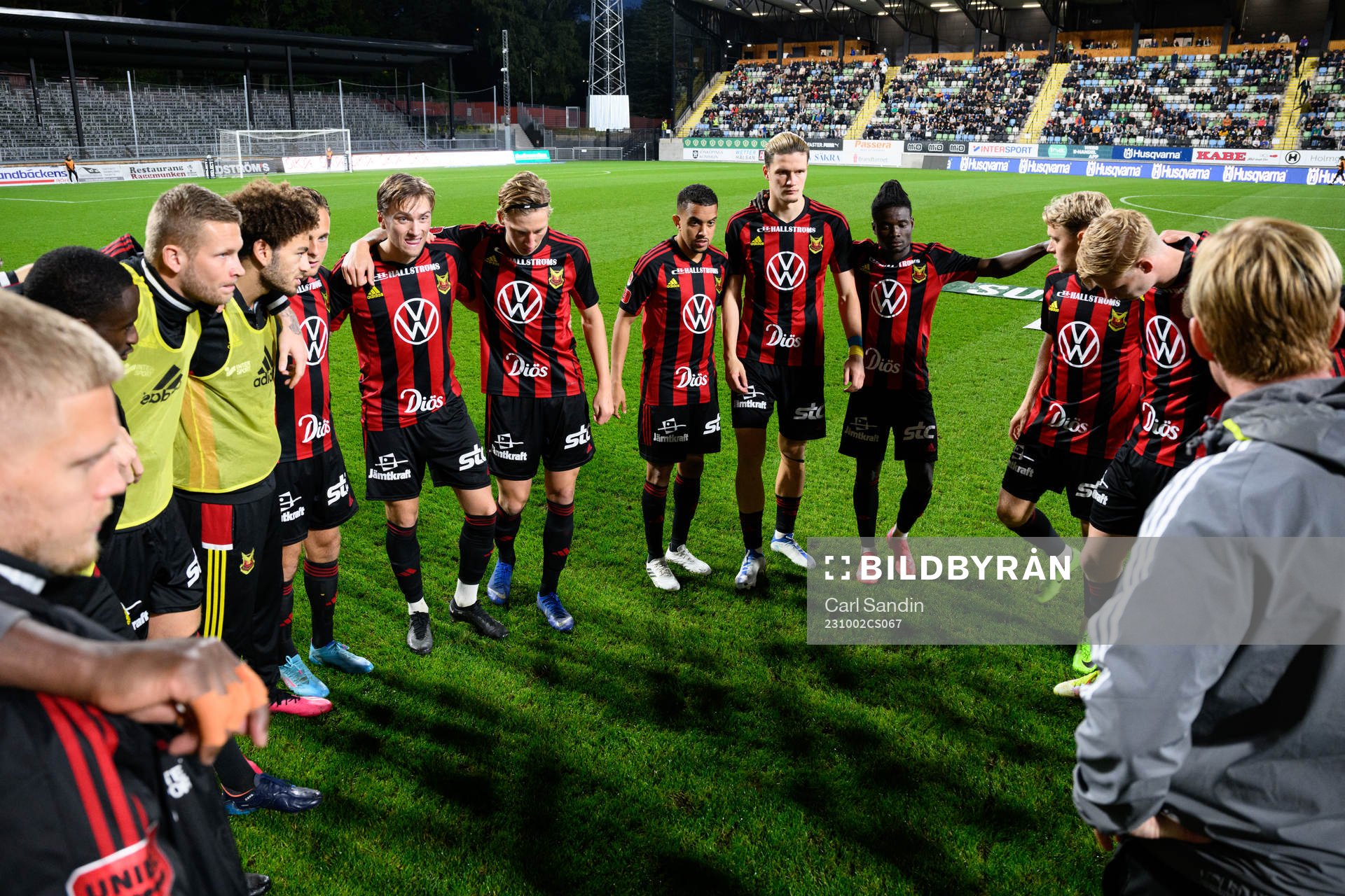 Östersunds spelar innan fotbollsmatchen i Superettan