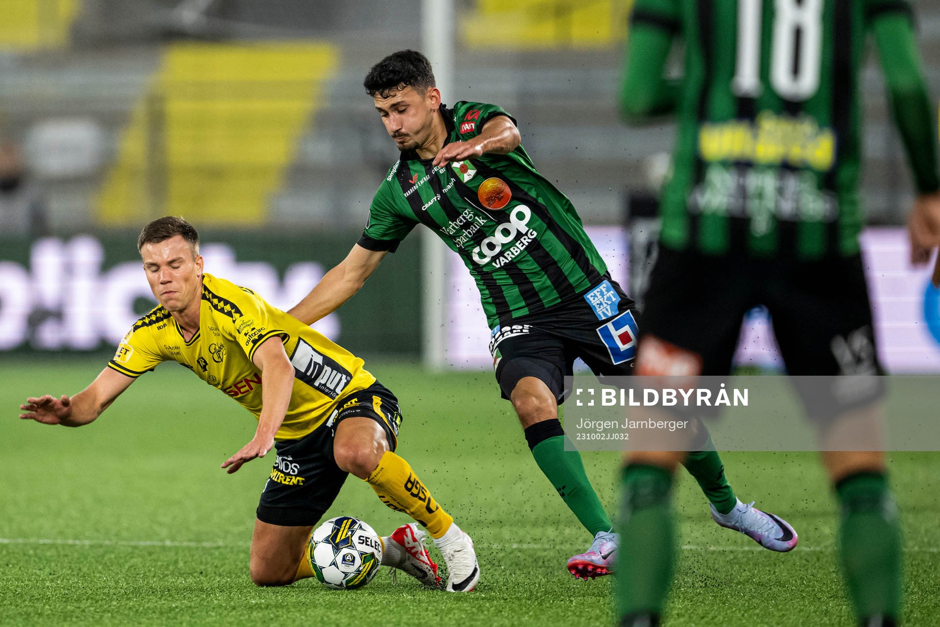 Elfsborgs Andri Fannar Baldursson och Varbergs Dion Krasniqi