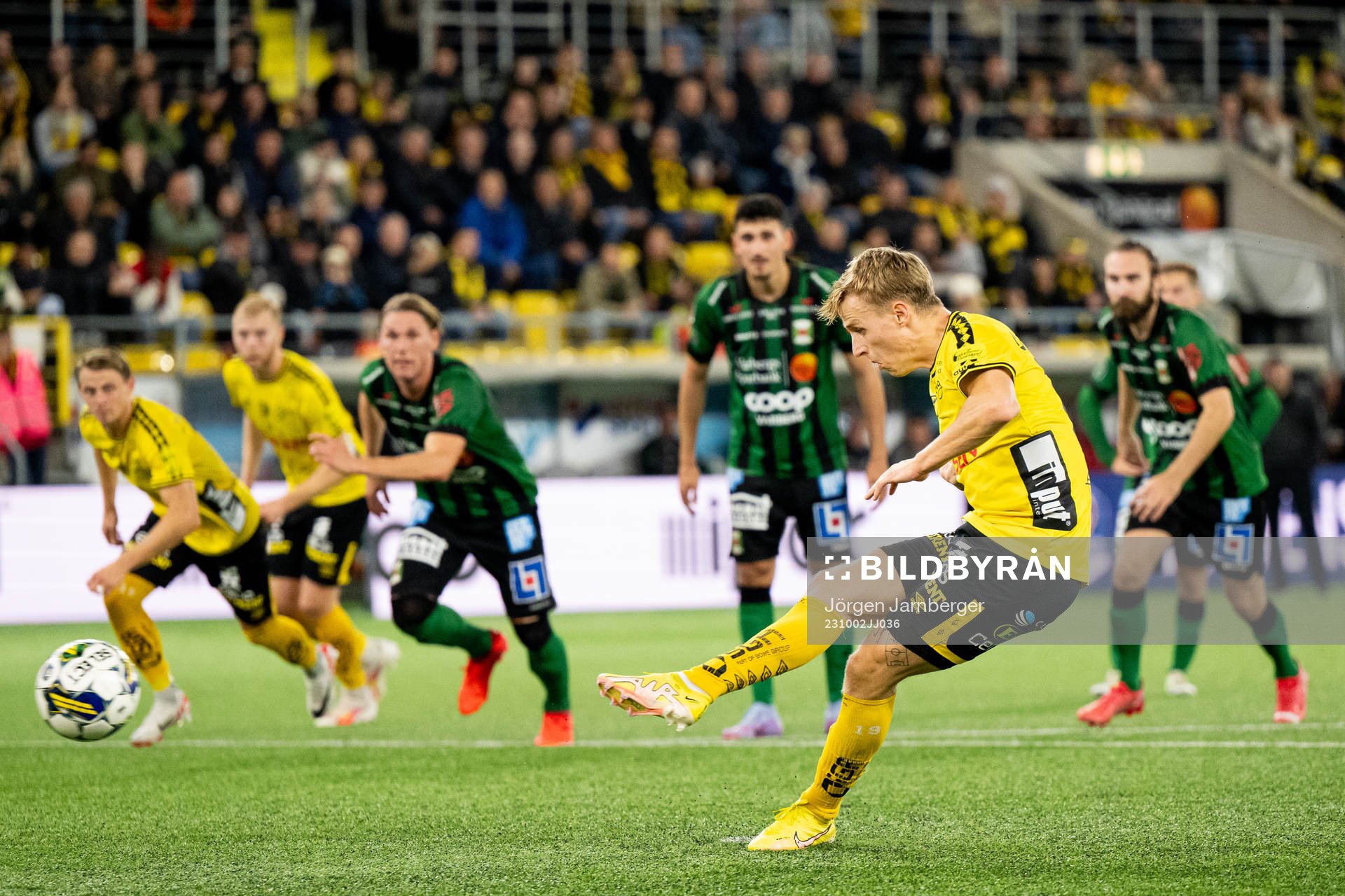Elfsborgs Jeppe Møldrup Okkels skjuter 2-1 på straff