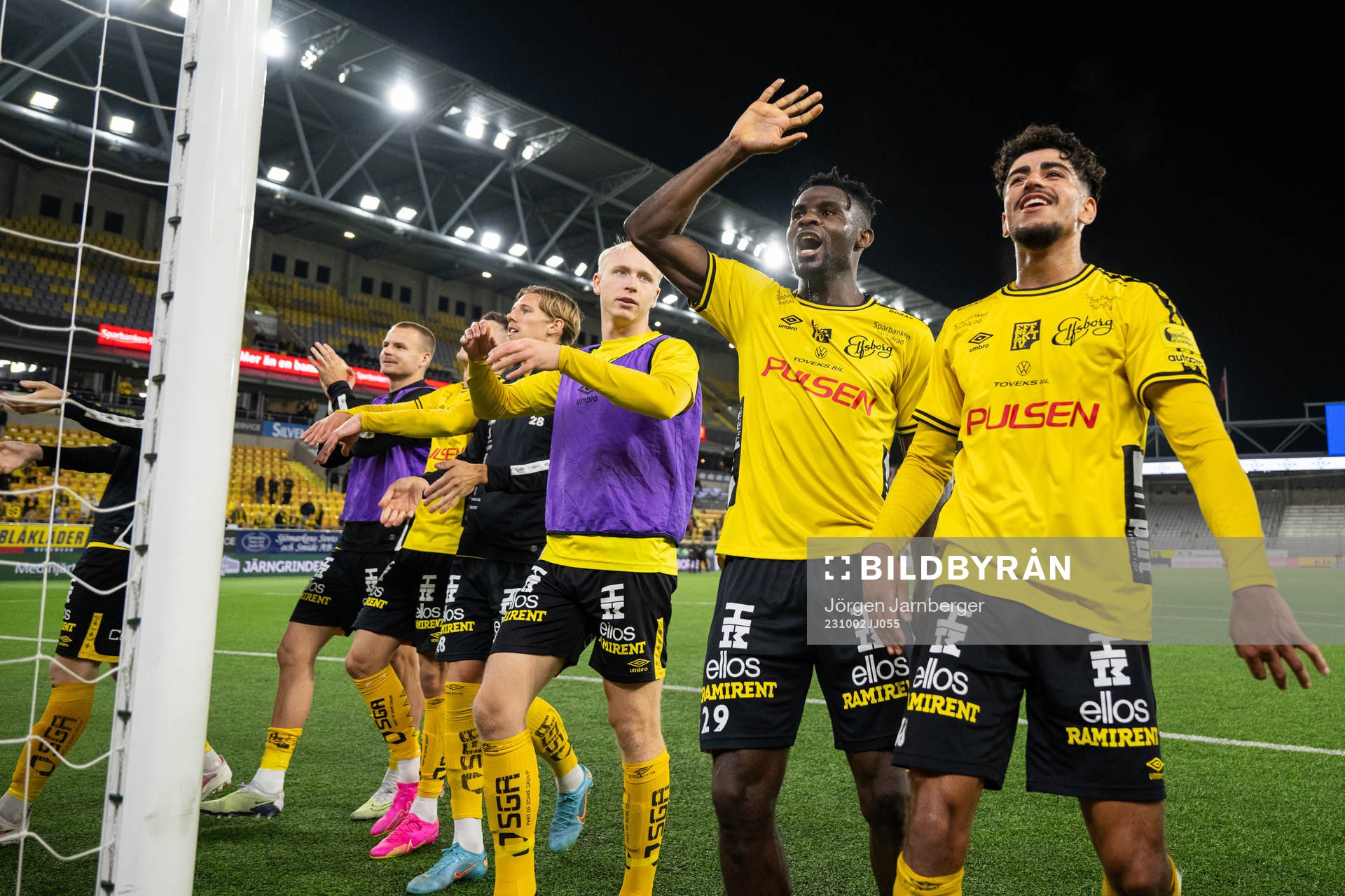 Elfsborgs André Boman, Ibrahim Buhari och Ahmed Qasem jublar efter fotbollsmatchen i Allsvenskan mellan Elfsborg och Varberg den 2 oktober 2023 i Borås.