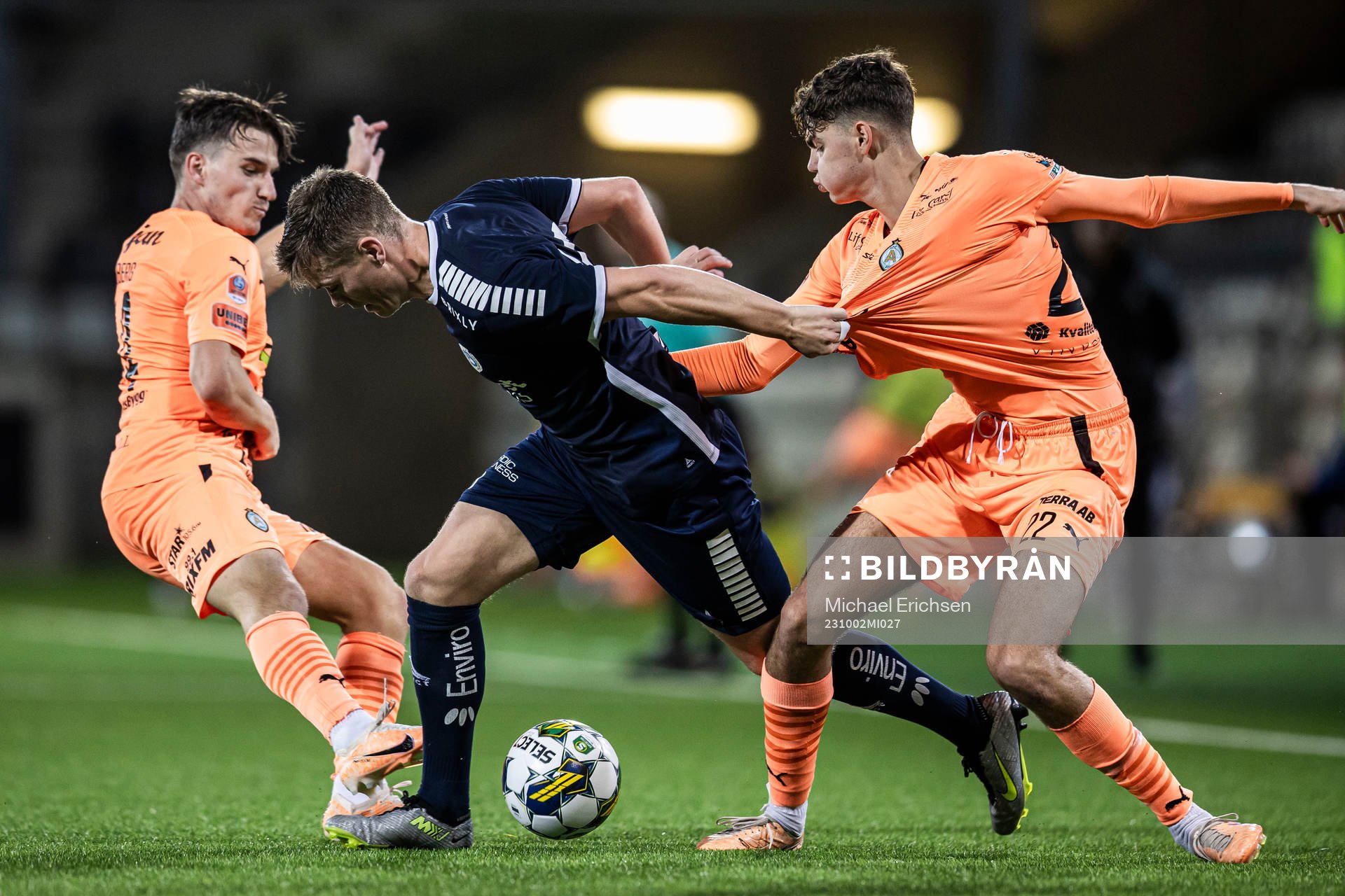 Utsiktens Albin Skoglund och AFC Eskilstunas Theodor Hansemon under fotbollsmatchen i Superettan mellan Utsikten och AFC Eskilstuna den 2 oktober 2023 i Göteborg.