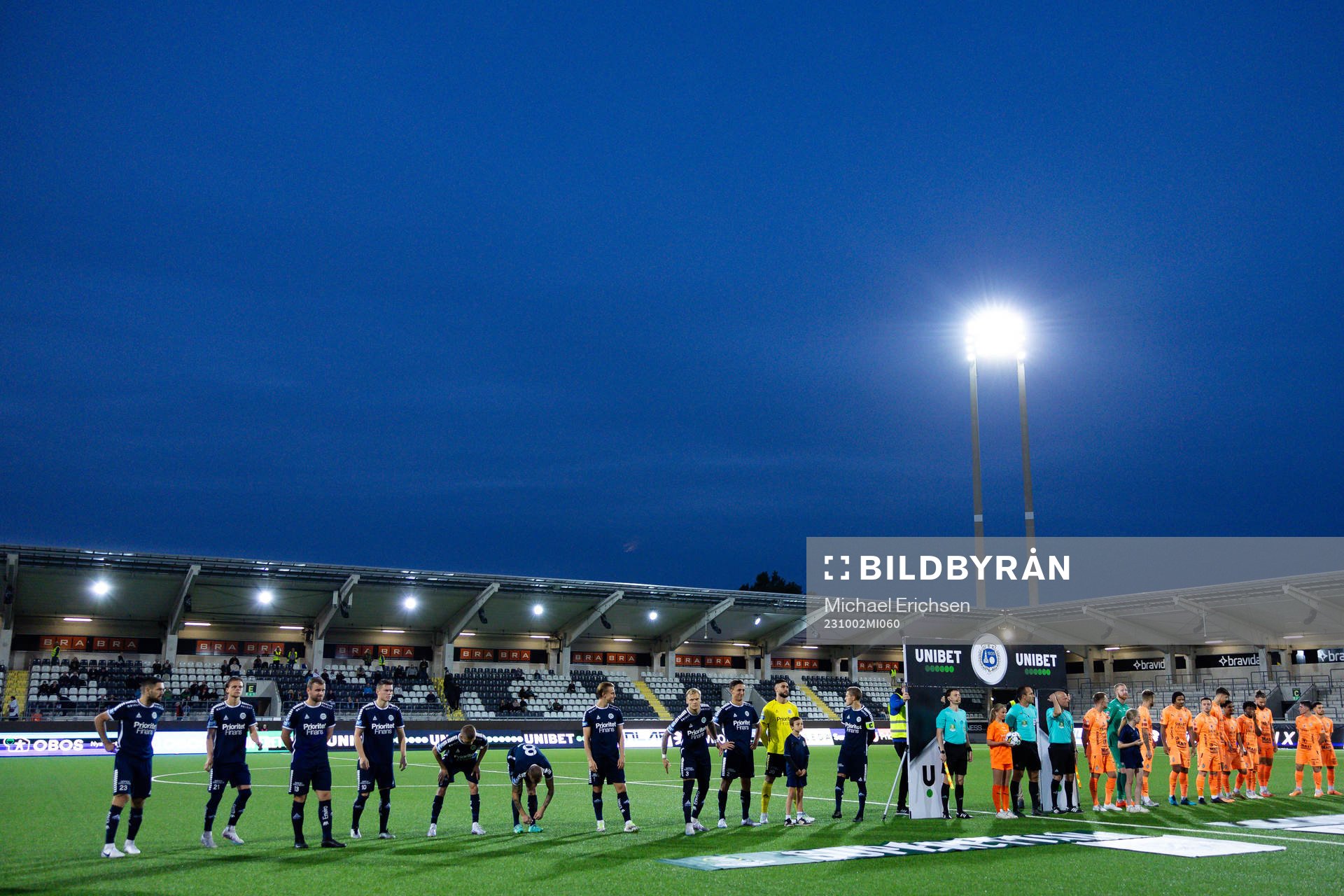 Lagen på line up innan fotbollsmatchen i Superettan mellan