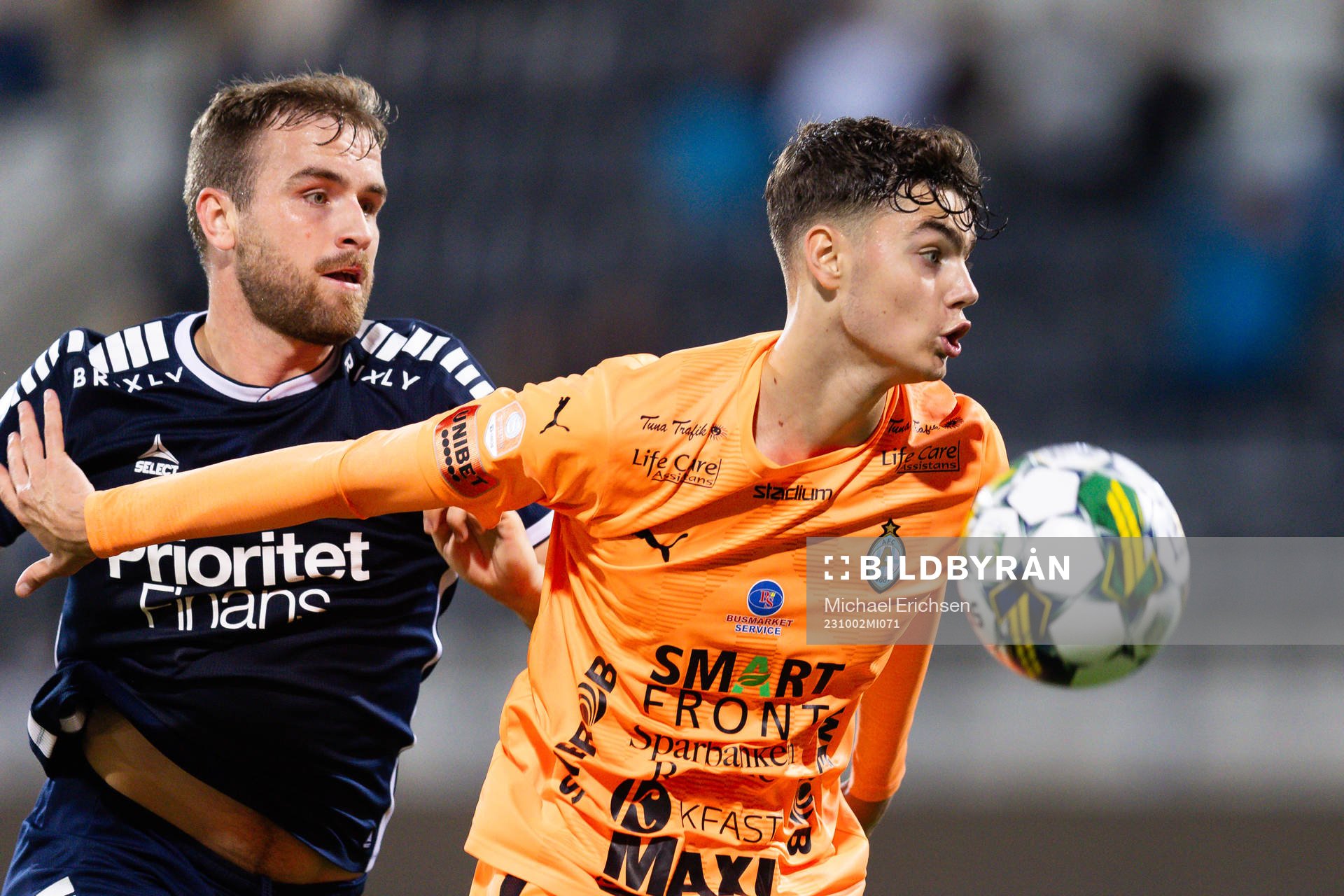 Utsiktens Erik Gunnarsson och AFC Eskilstunas Theodor Hansemon under fotbollsmatchen i Superettan mellan Utsikten och AFC Eskilstuna den 2 oktober 2023 i Göteborg.