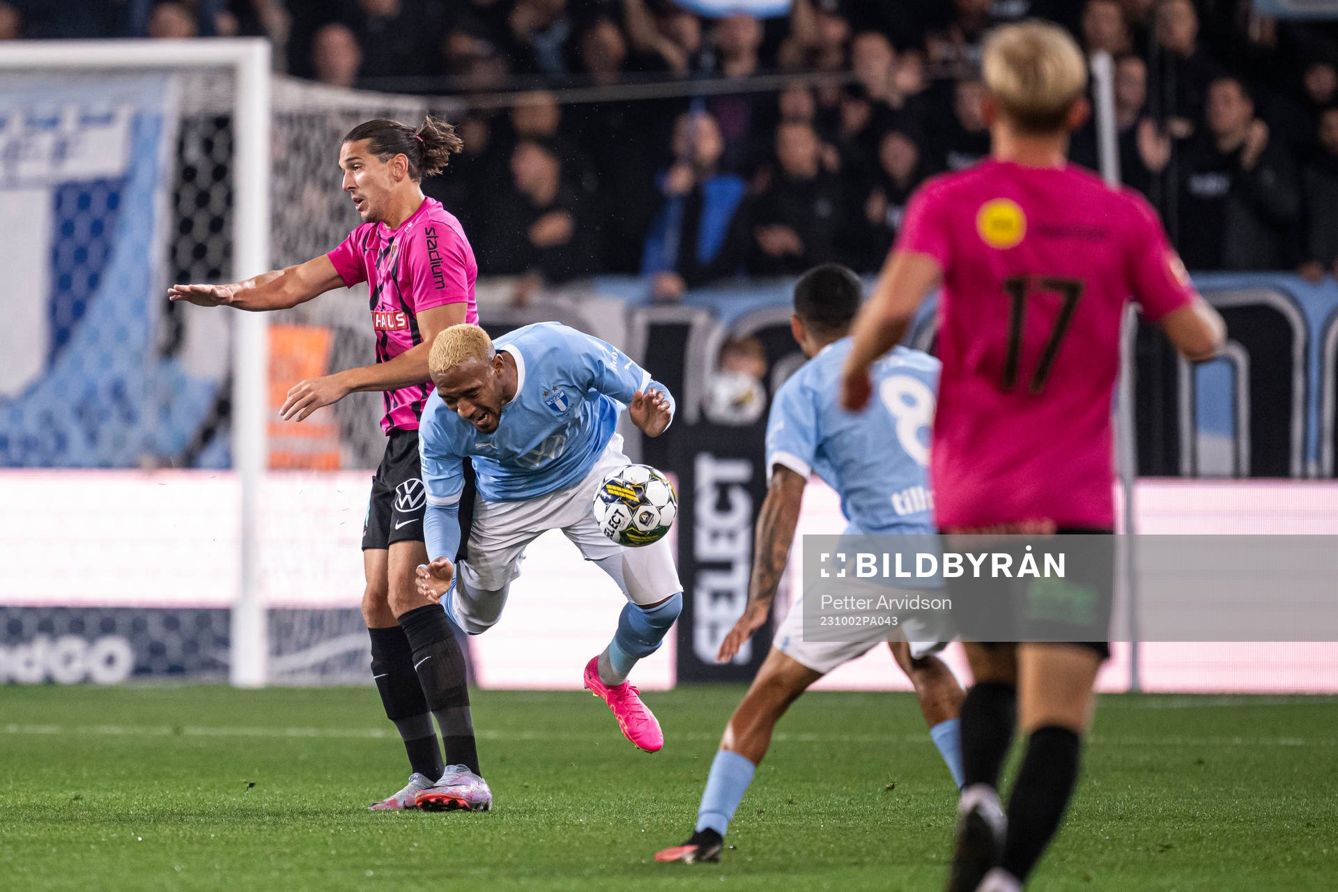 Brommapojkarnas Nikola Vasic och Malmö FFs Derek Cornelius