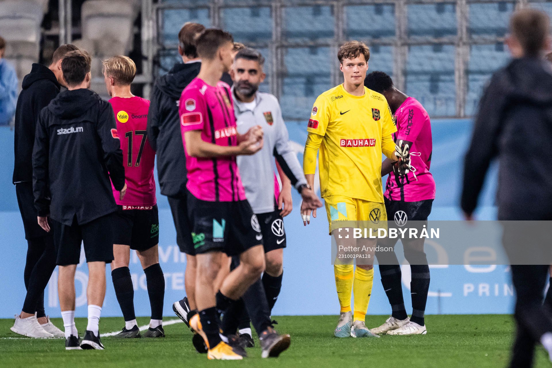 Brommapojkarnas målvakt Filip Sidklev deppar