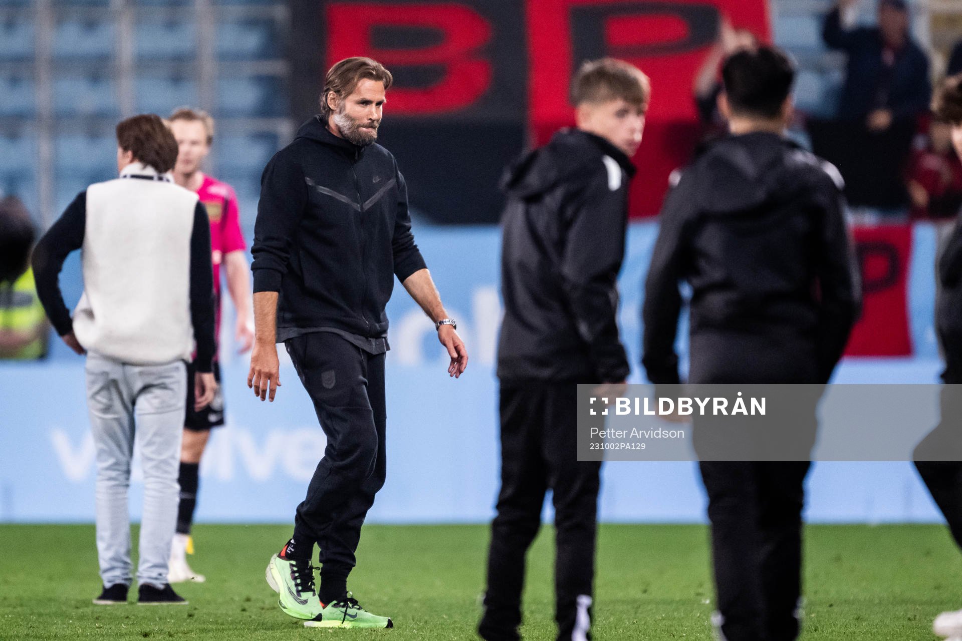 Brommapojkarnas tränare Olof Mellberg deppar