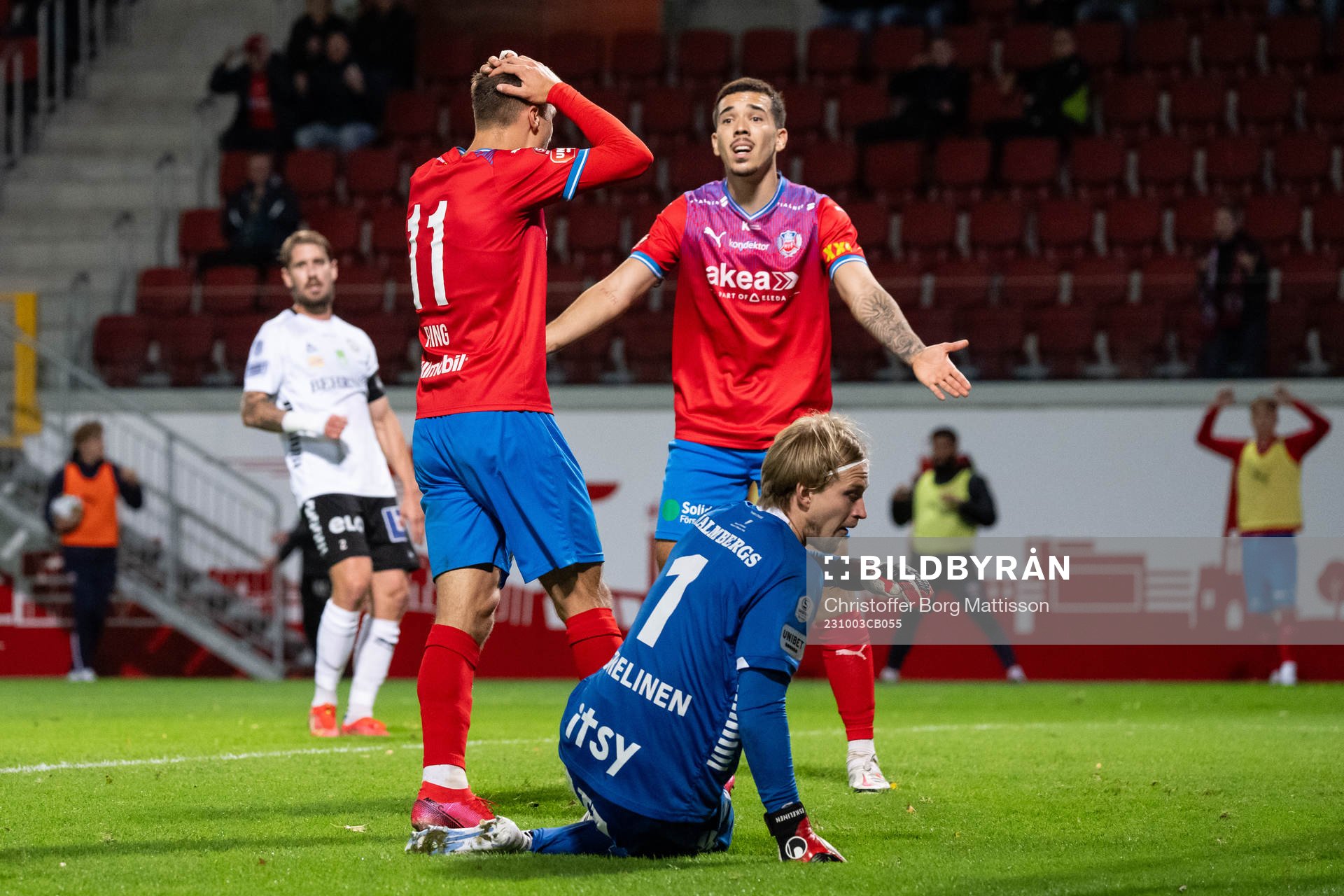 Helsingborgs Erik Ring och Lucas Lima reagerar