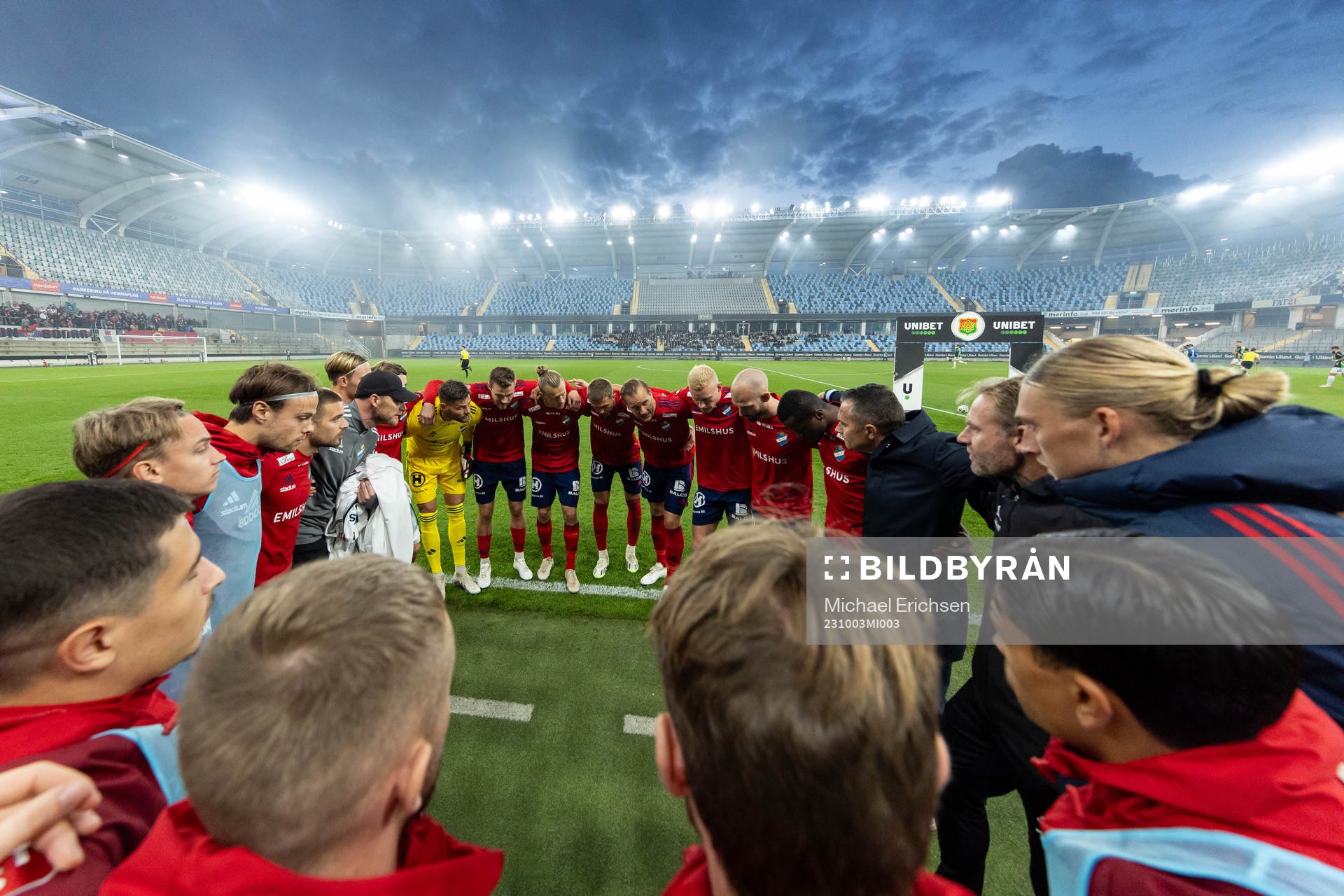 Östers spelare samlas i en ring