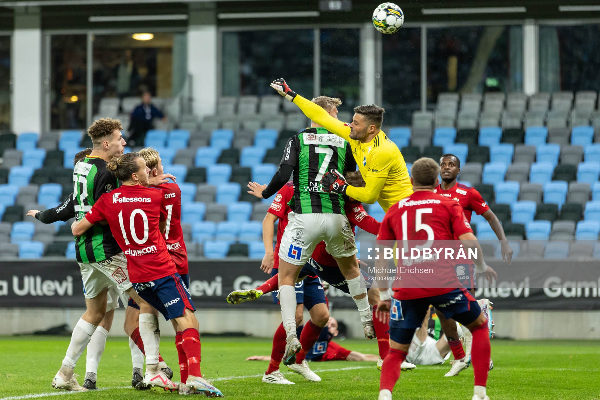 GAIS Joackim Åberg och Östers målvakt Miloje Prekovic