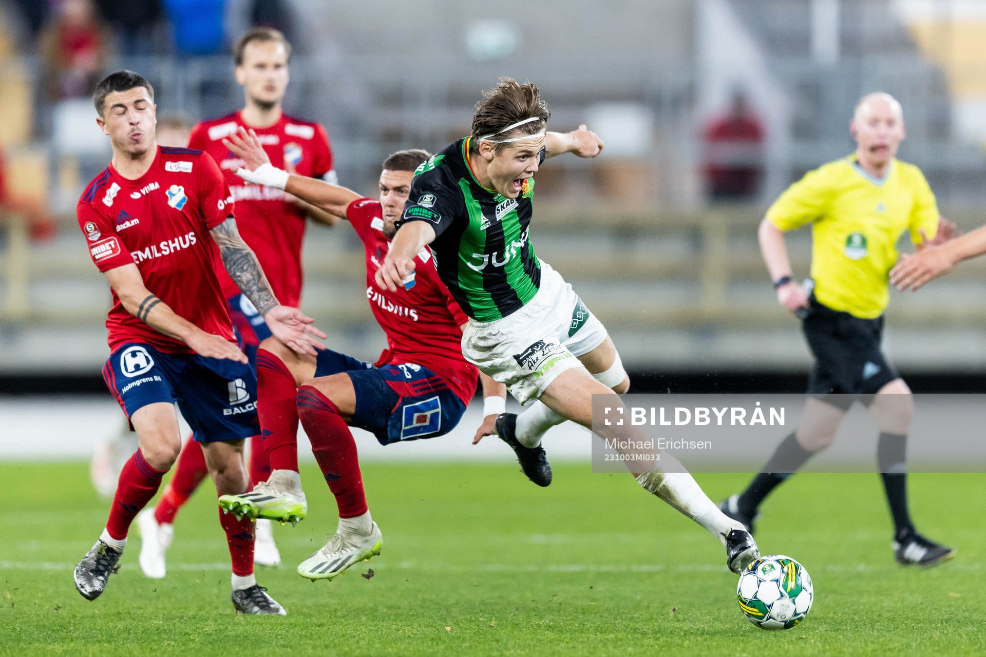 Östers Ivan Kricak och GAIS Axel Henriksson under fotbollsmatchen i Superettan mellan GAIS och Öster den 3 oktober 2023 i Göteborg. 