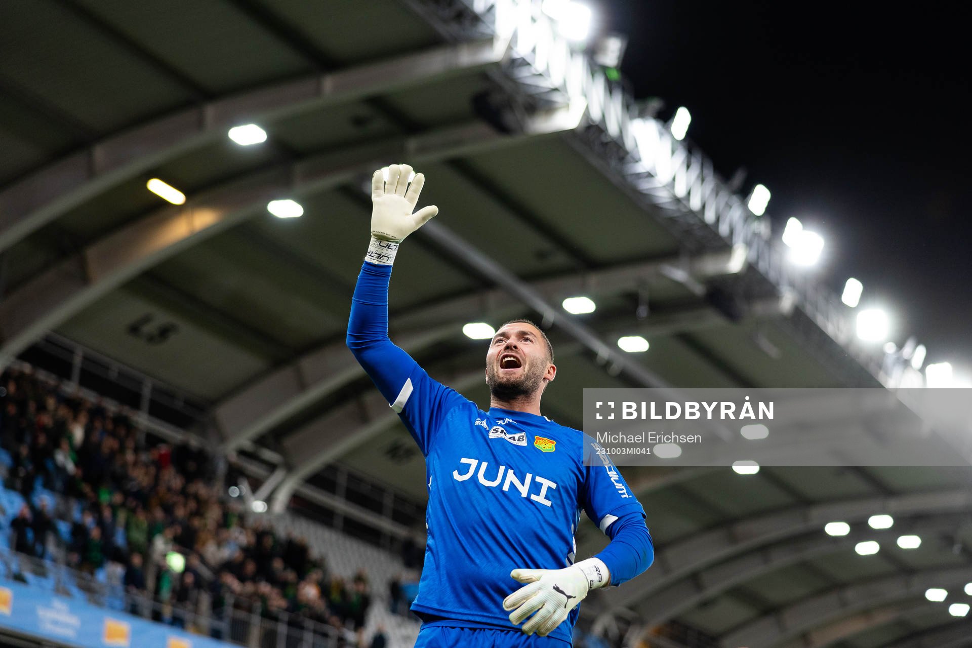 GAIS målvakt Mergim Krasniqi jublar och håller i sång framför klacken efter fotbollsmatchen i Superettan mellan GAIS och Öster den 3 oktober 2023 i Göteborg.