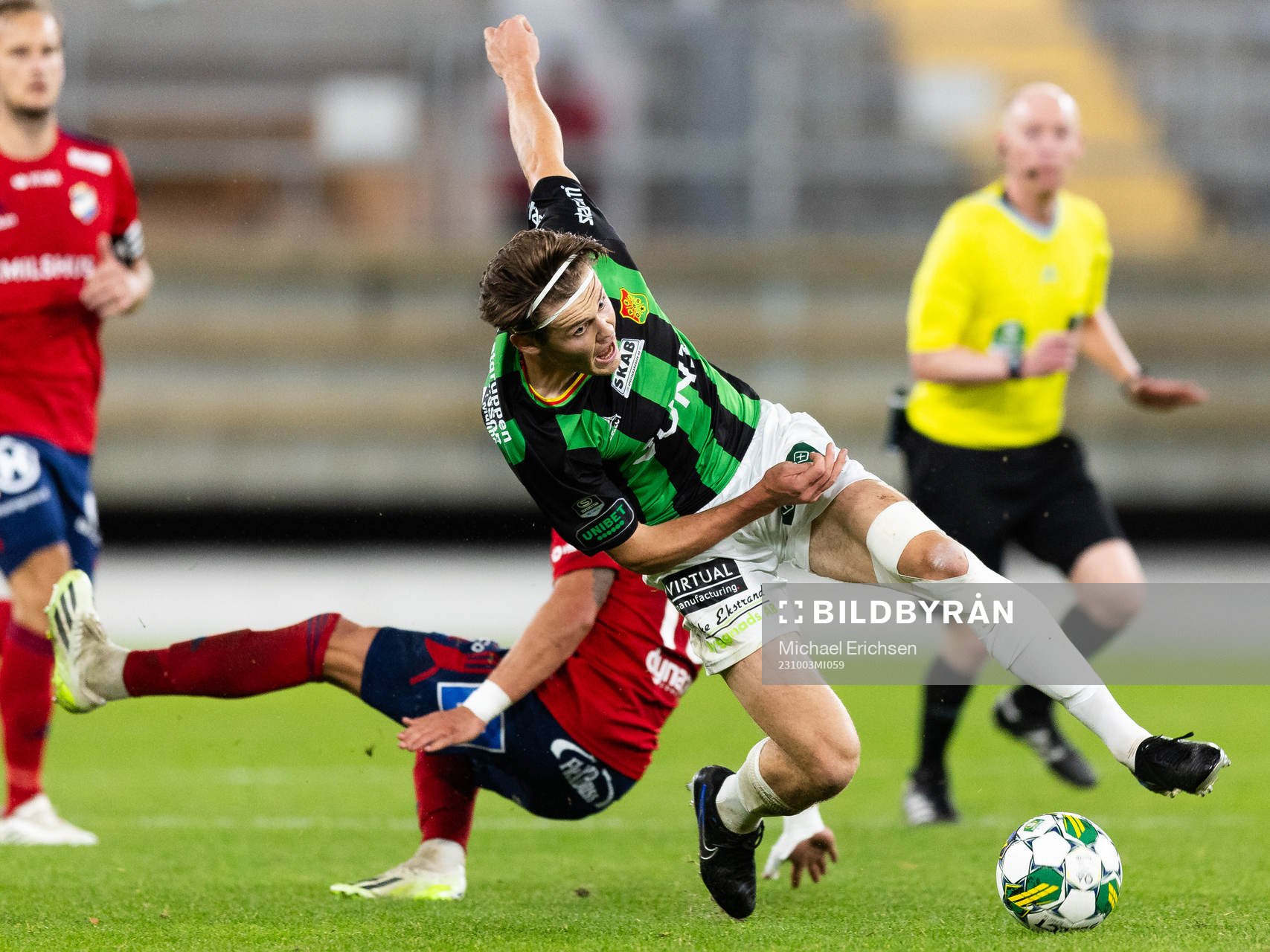Östers Ivan Kricak tacklar GAIS Axel Henriksson