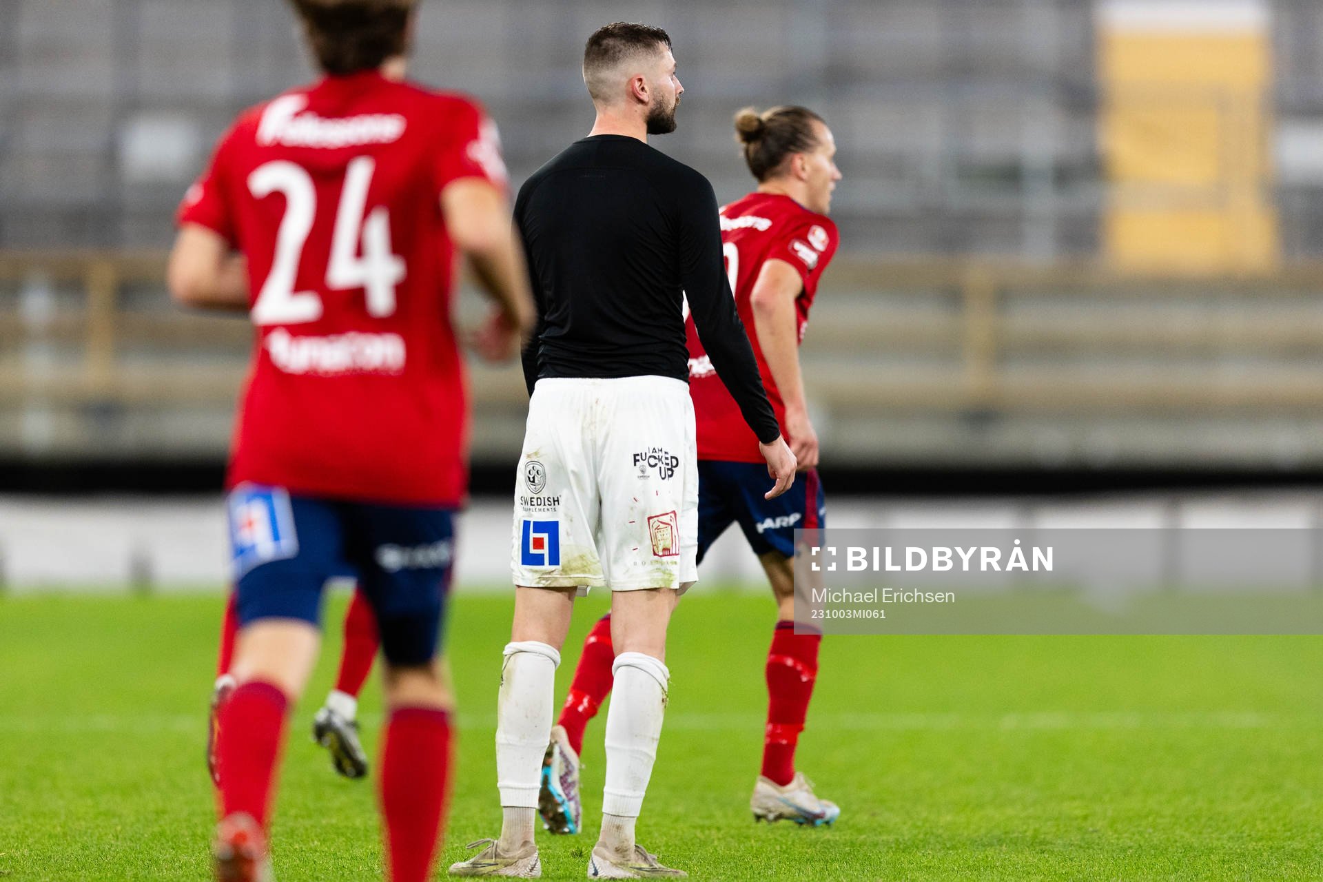 Östers Jesper Jonasson Westermark drar av tröjan på GAIS