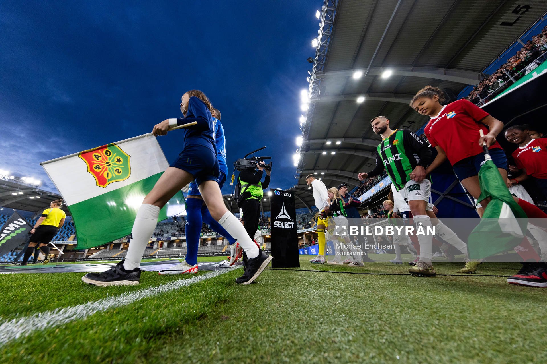 Lagen på väg in för line up innan fotbollsmatchen i