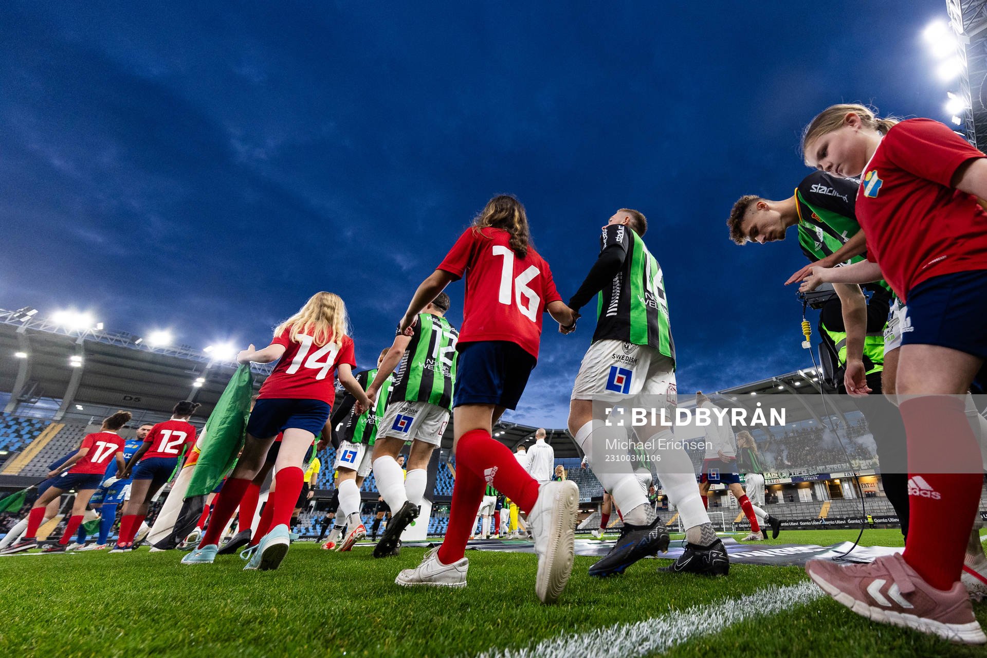 Lagen på väg in för line up innan fotbollsmatchen i