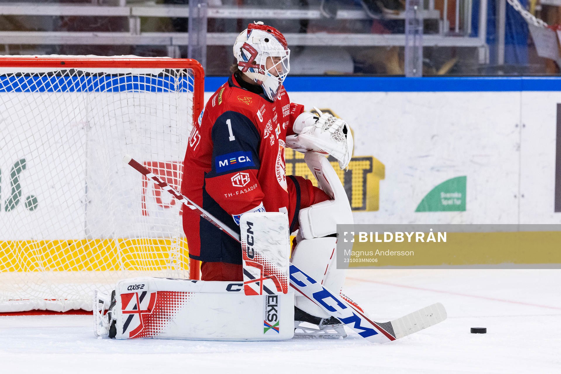 Västerviks målvakt Emil Zetterquist på uppvärmningen