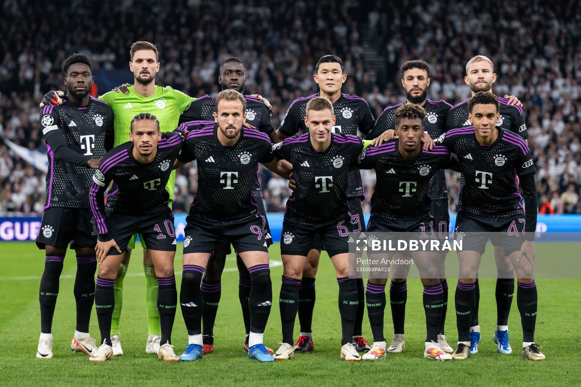 The starting eleven of Bayern Munich pose for a photo
