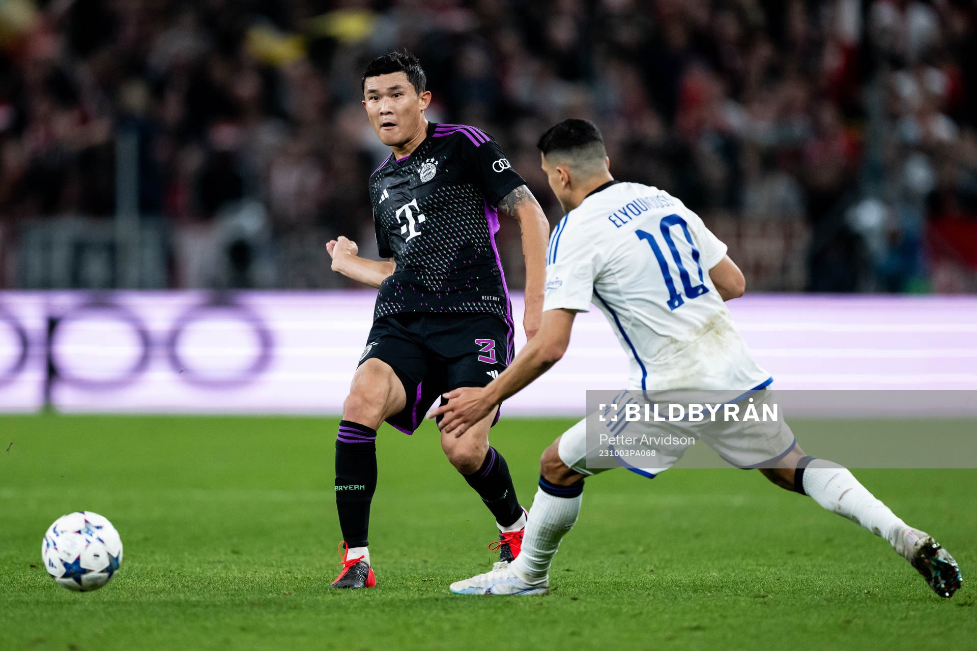 Minjae Kim of Bayern Munich and Mohamed Elyounoussi of