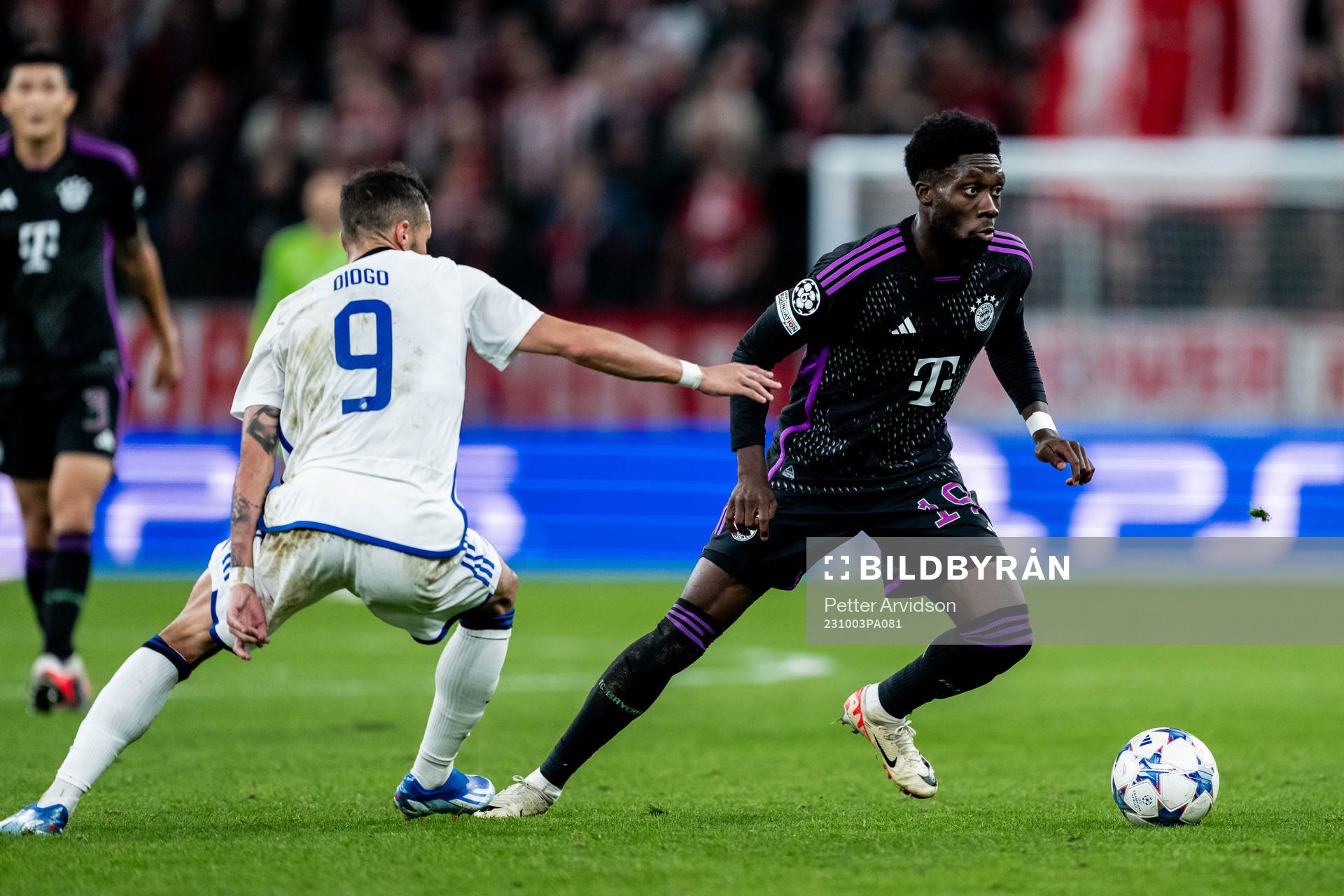 Diogo Goncalves of Copenhagen and Alphonso Davies of Bayern