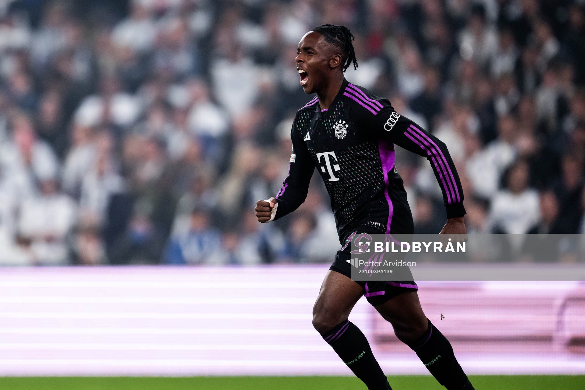 Mathys Tel of Bayern Munich  celebrates