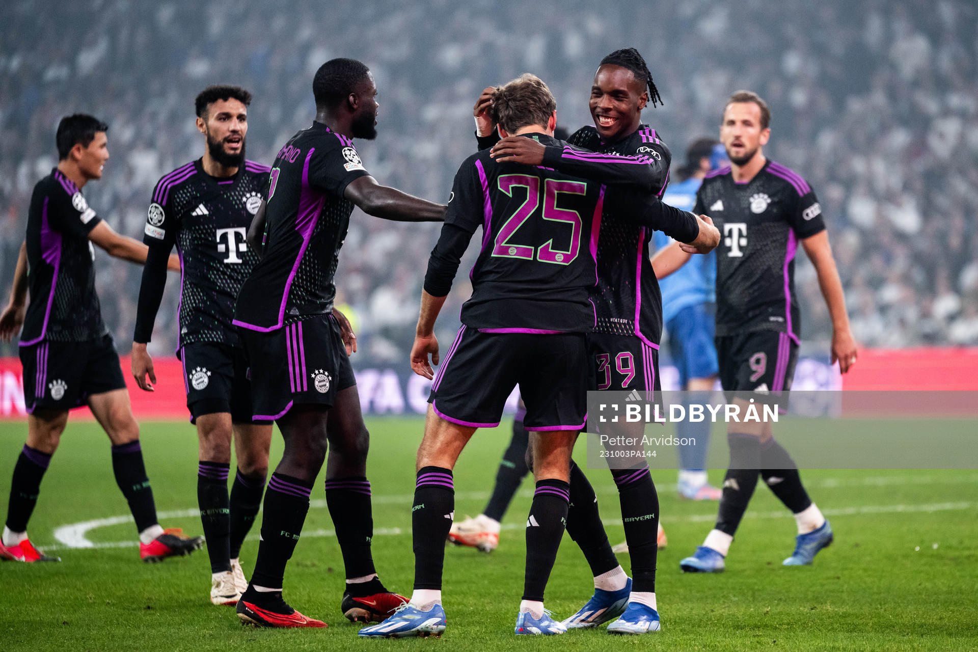 Thomas Muller and Mathys Tel of Bayern Munich celebrate