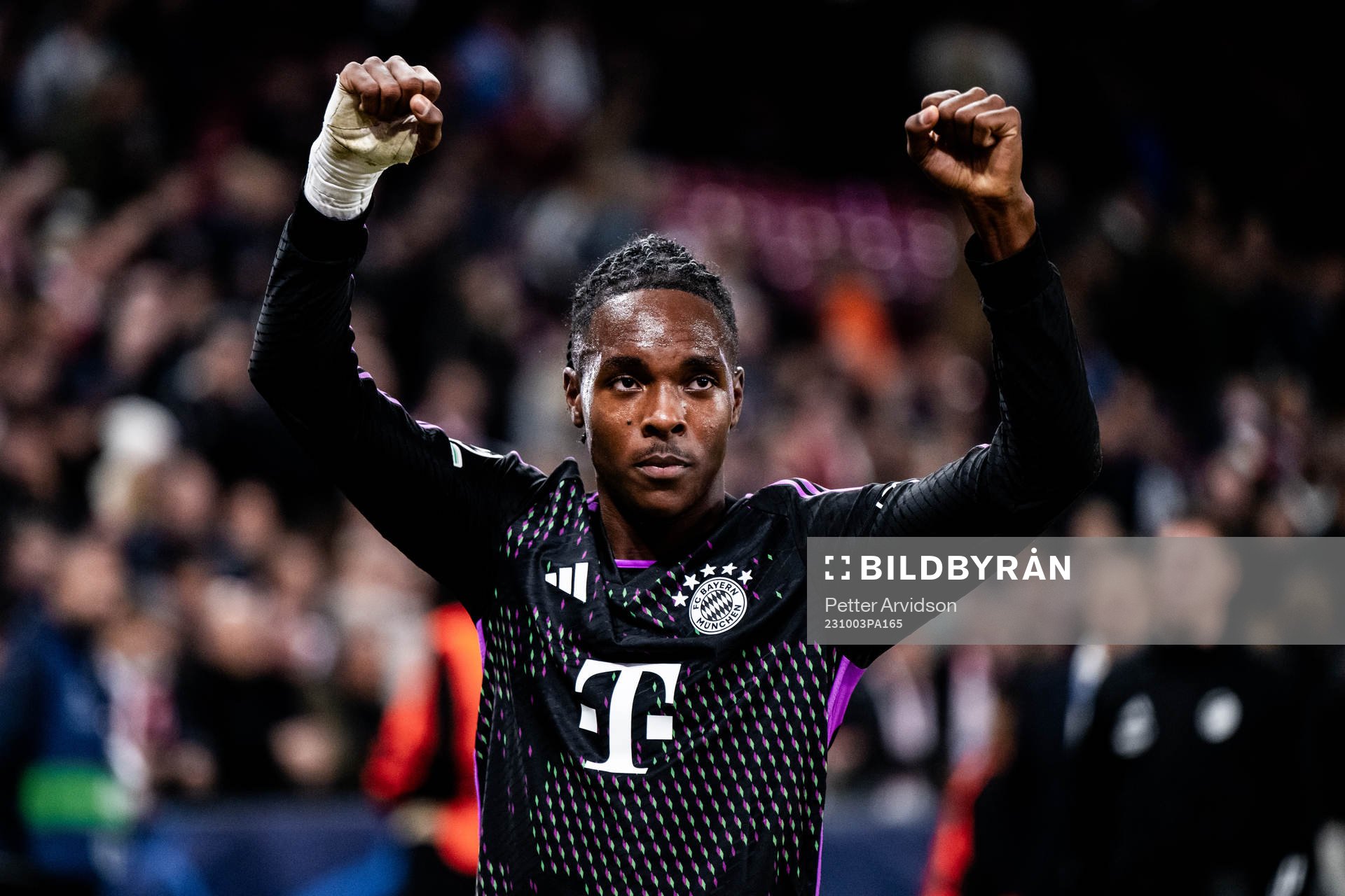 Mathys Tel of Bayern Munich celebrates