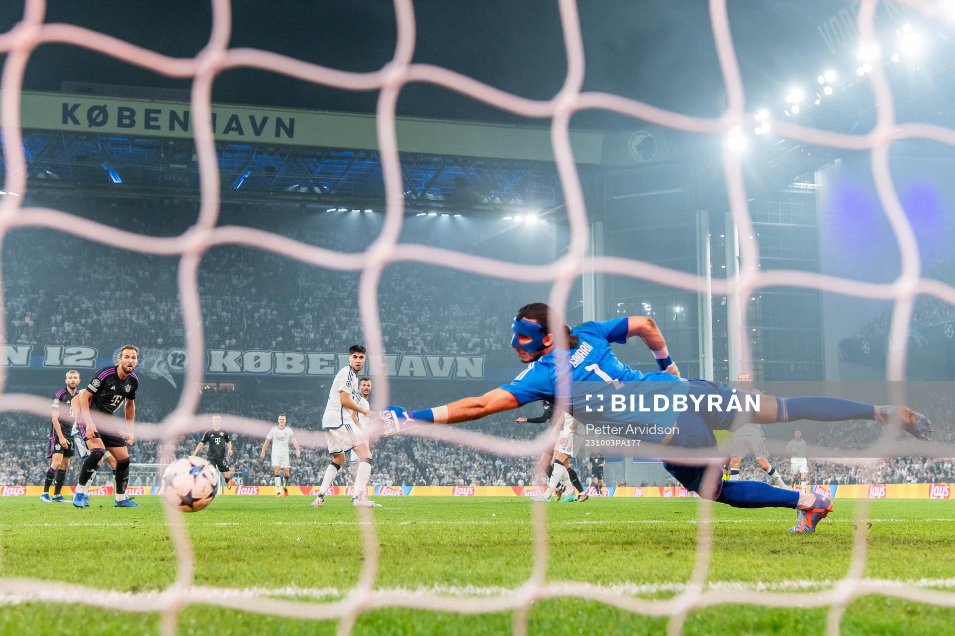 Jamal Musiala of Bayern Munich scores the 1-1 against