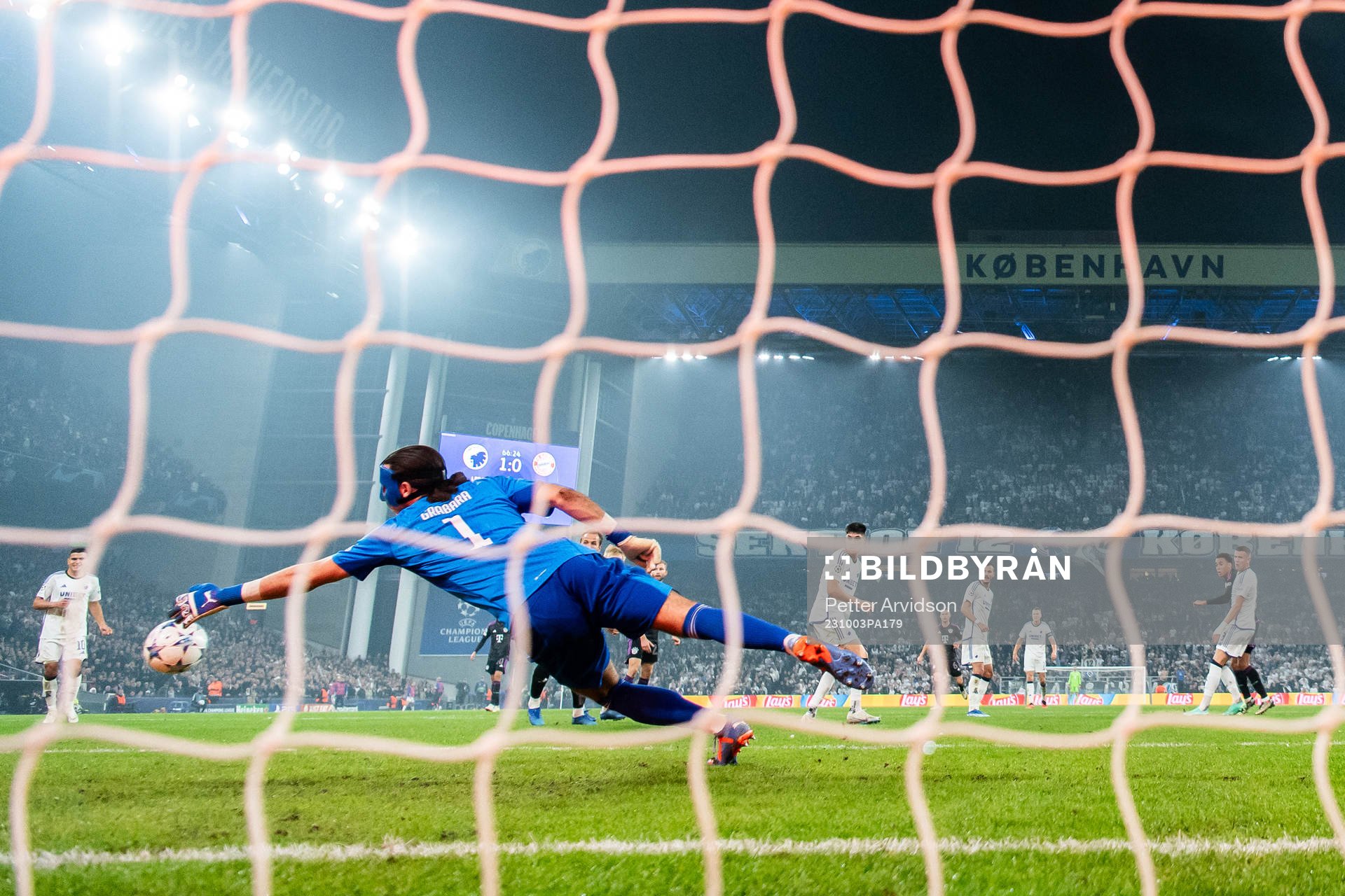 Jamal Musiala of Bayern Munich scores the 1-1 against