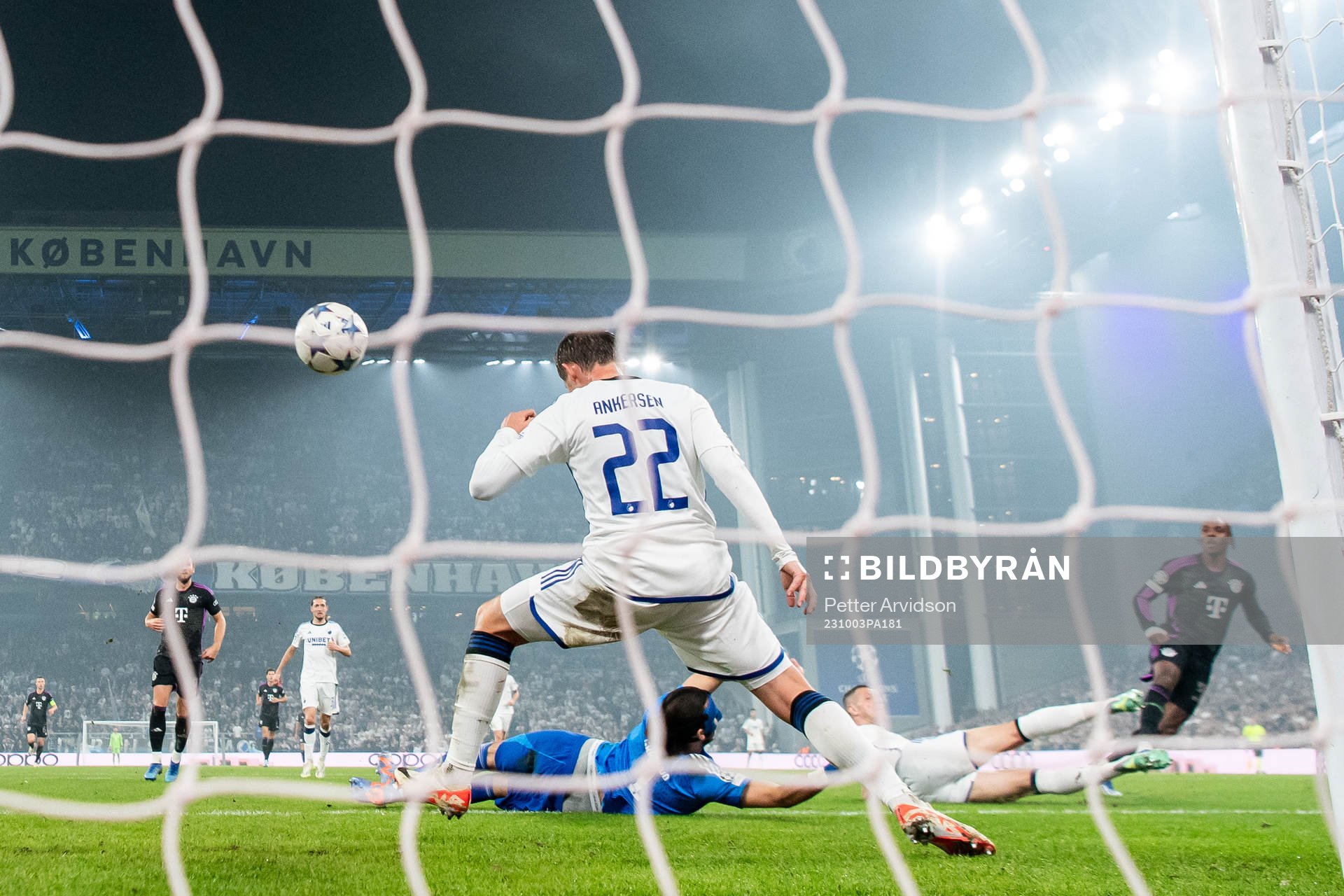 Mathys Tel of Bayern Munich scores the 1-2 against