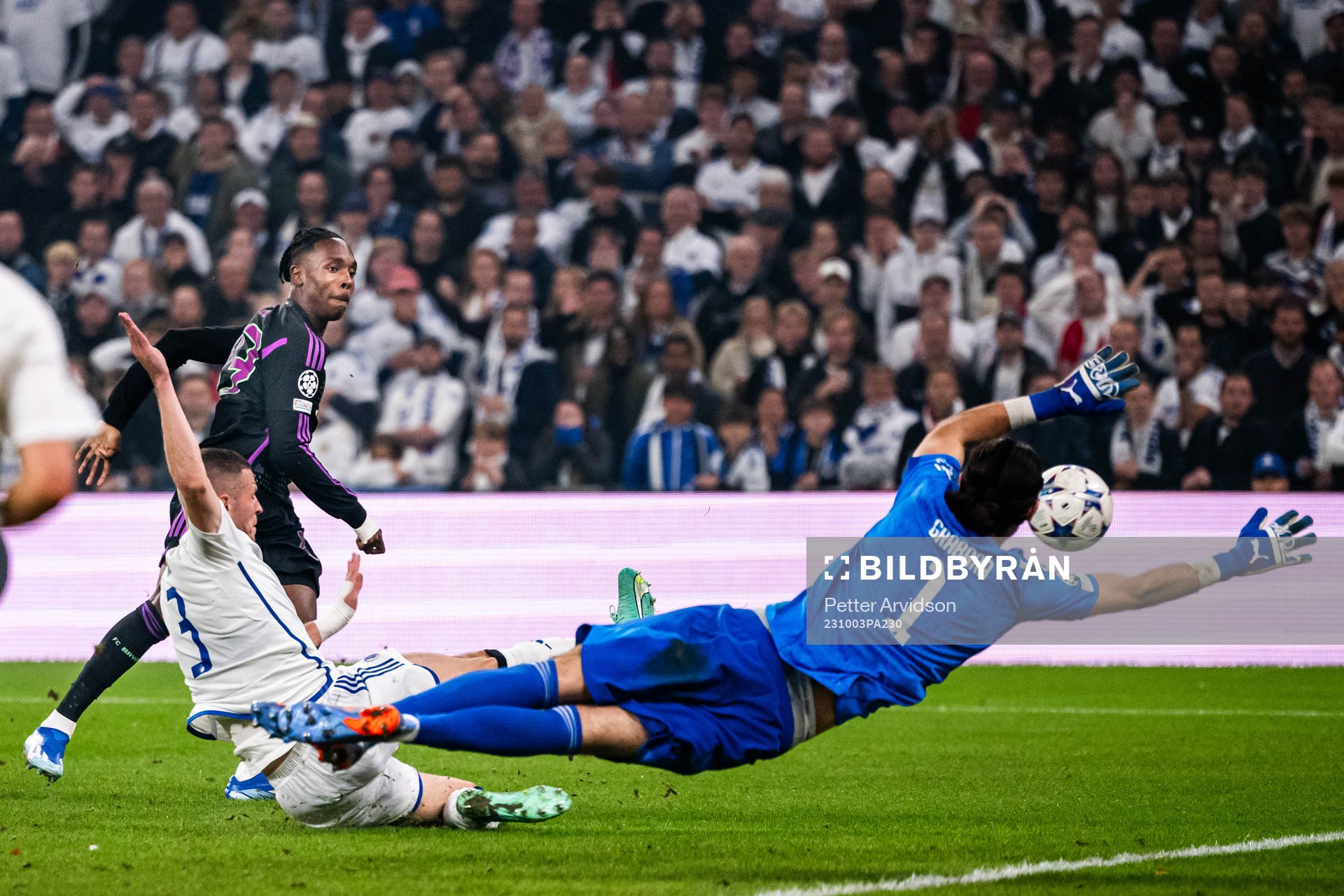 Mathys Tel of Bayern Munich scores the 1-2 goal against