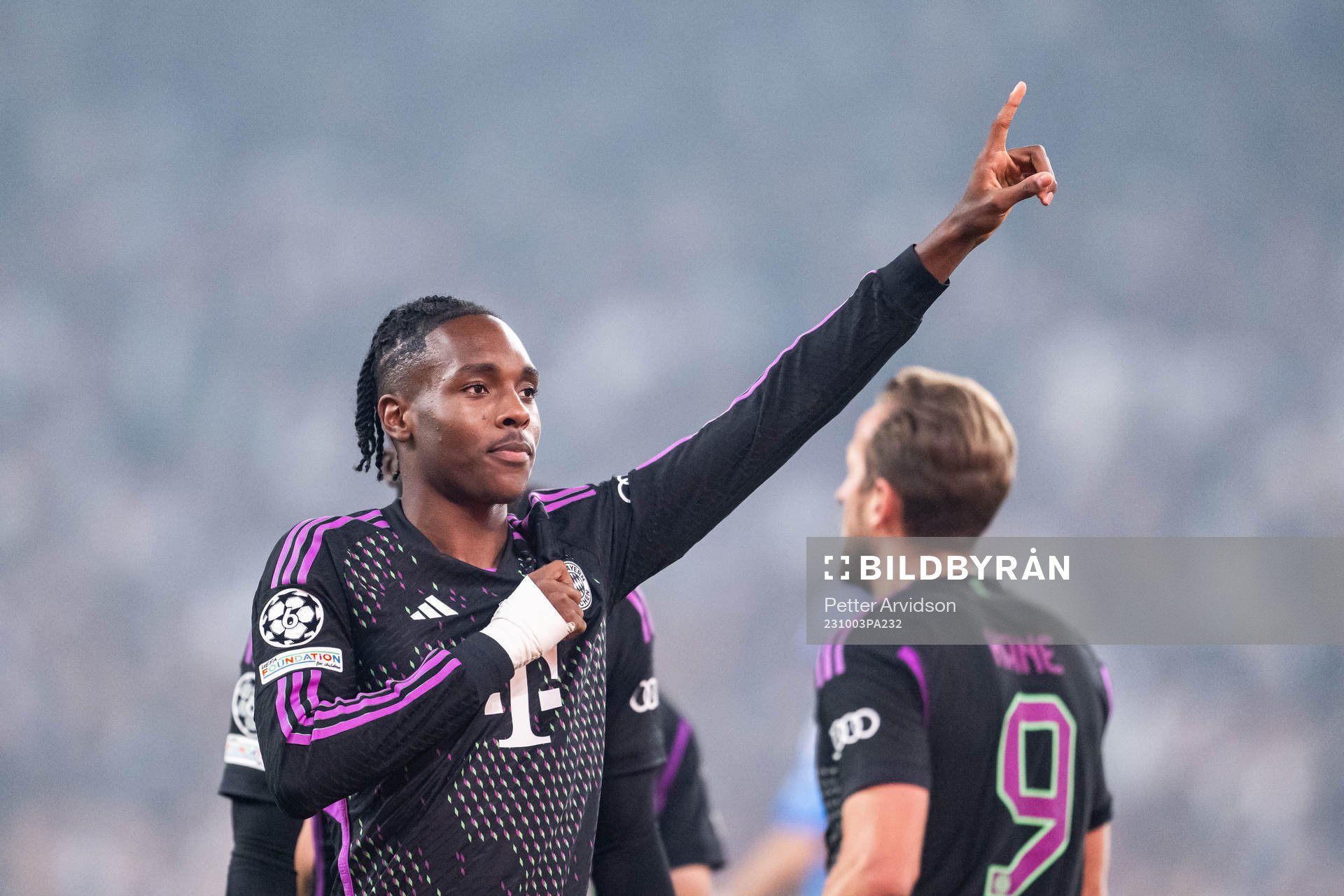 Mathys Tel of Bayern Munich celebrates