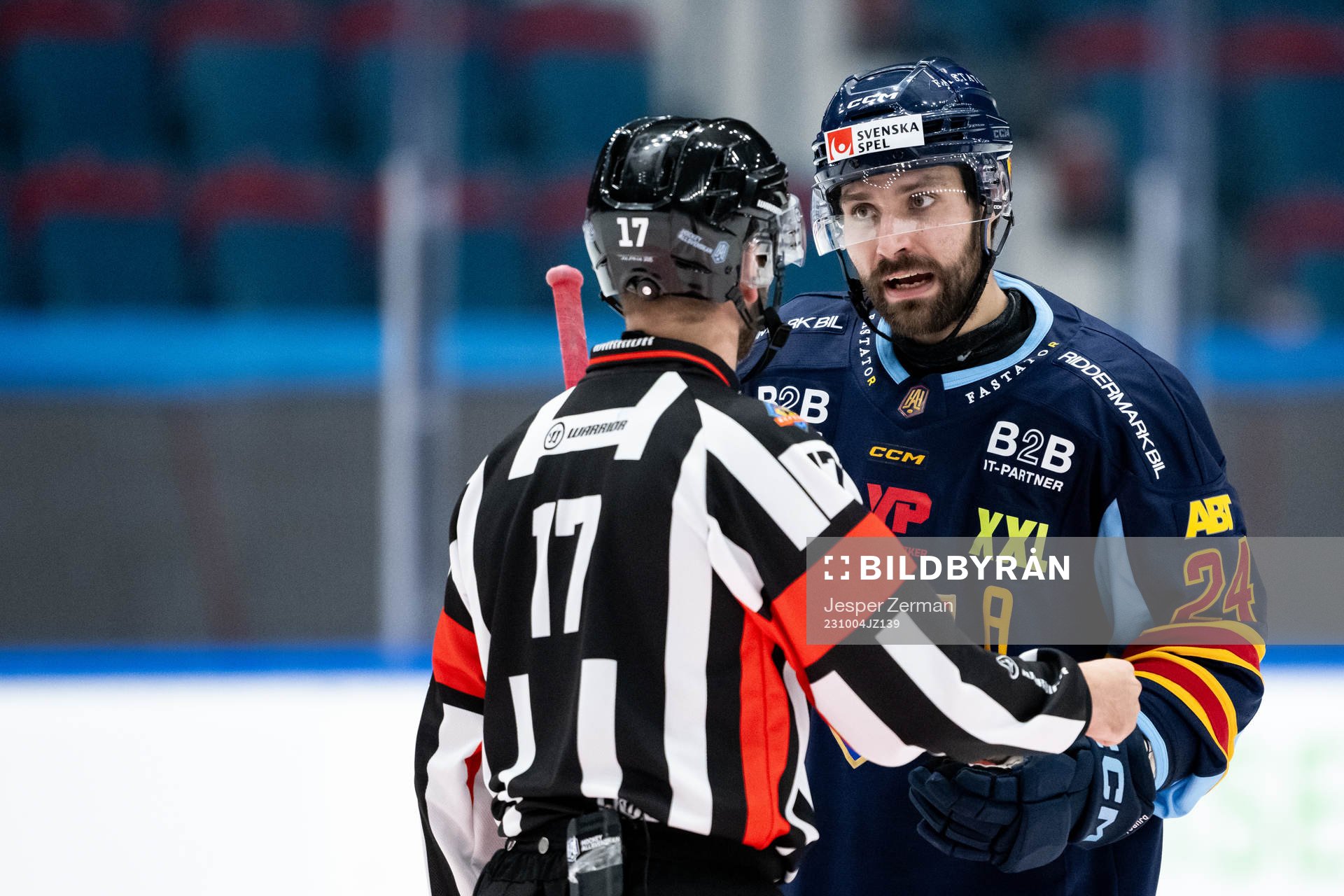 Domare Niklas Johansson och Djurgårdens Ludvig Rensfeldt