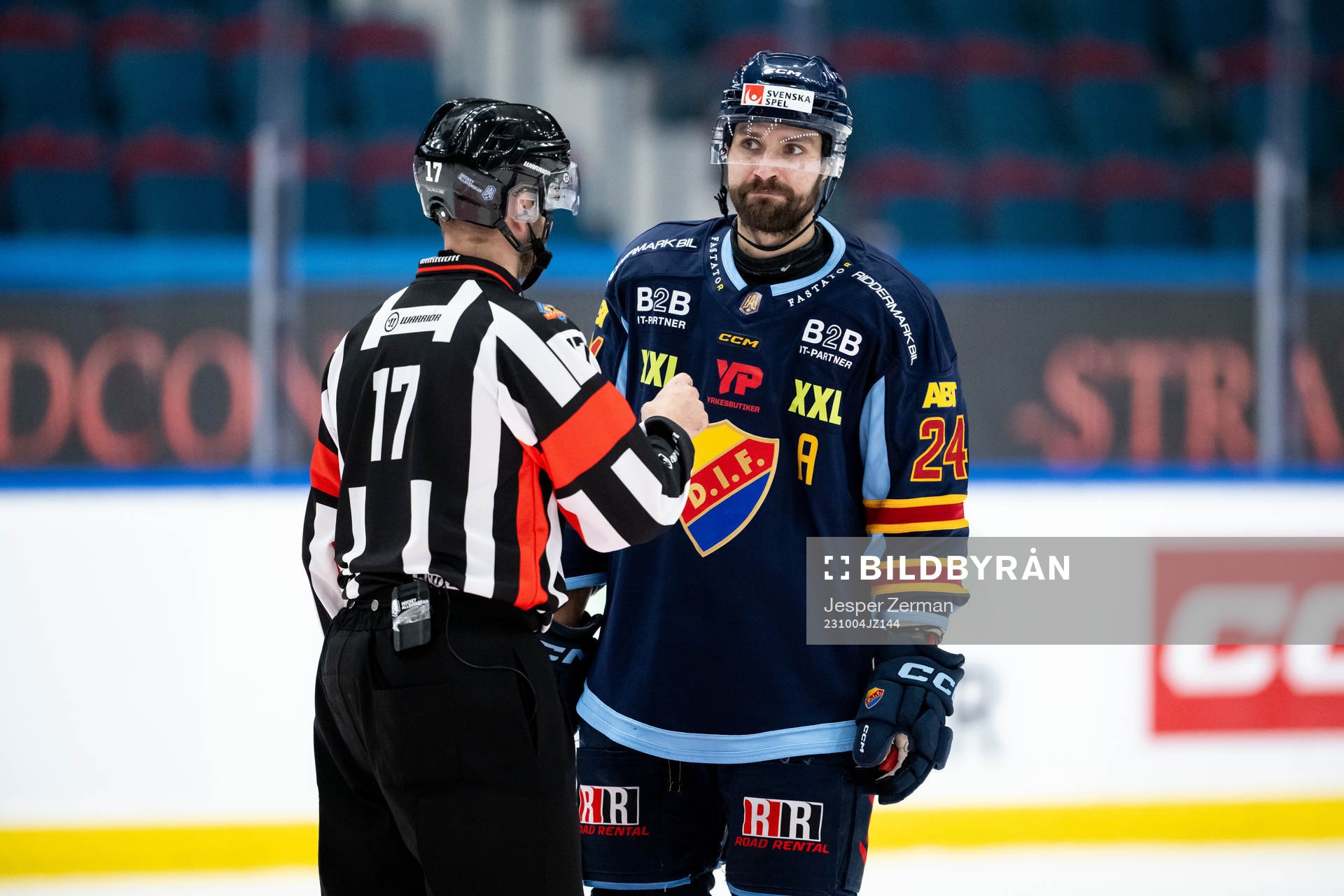 Domare Niklas Johansson och Djurgårdens Ludvig Rensfeldt
