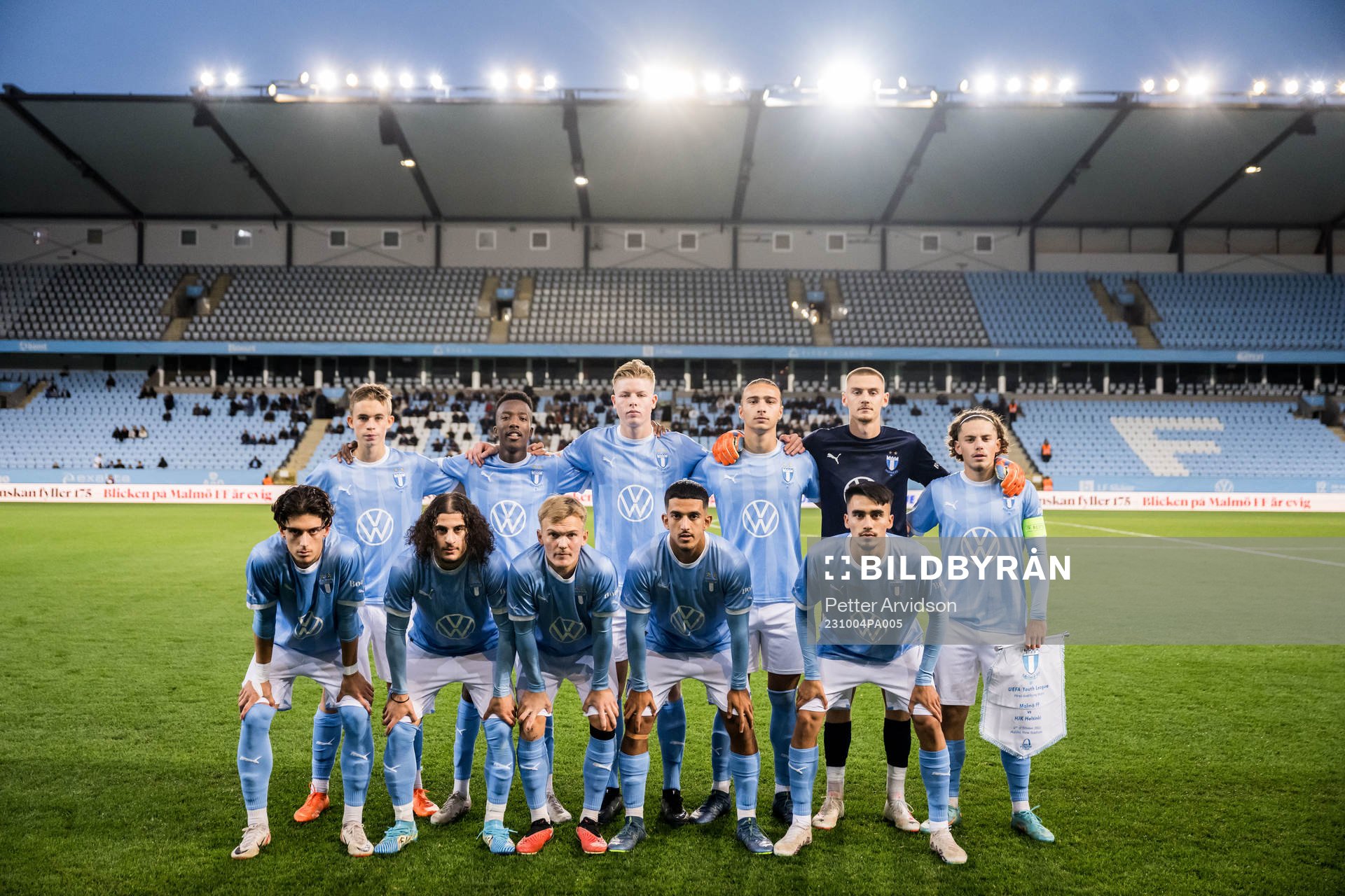Malmö FFs spelare ställer upp för en lagbild