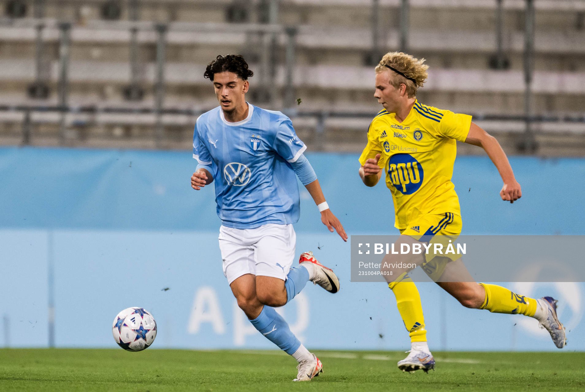 Malmö FFs Gentian Lajqi och Helsingfors Kaius Simojoki under fotbollsmatchen i UEFA Youth League mellan Malmö FF och Helsingfors den 4 oktober 2023 i Malmö.