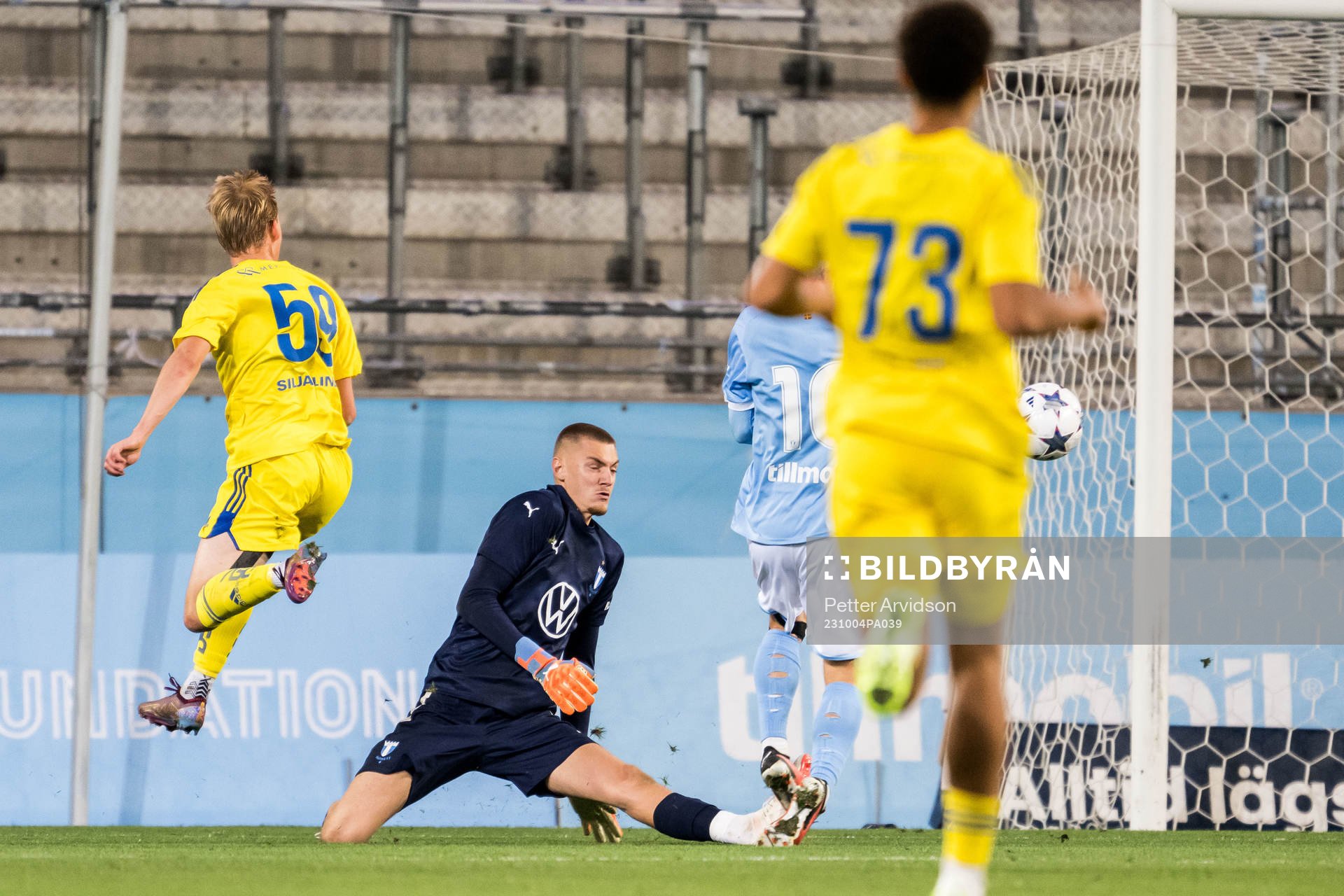 Helsingfors Liam Möller och Malmö FFs målvakt Marcus