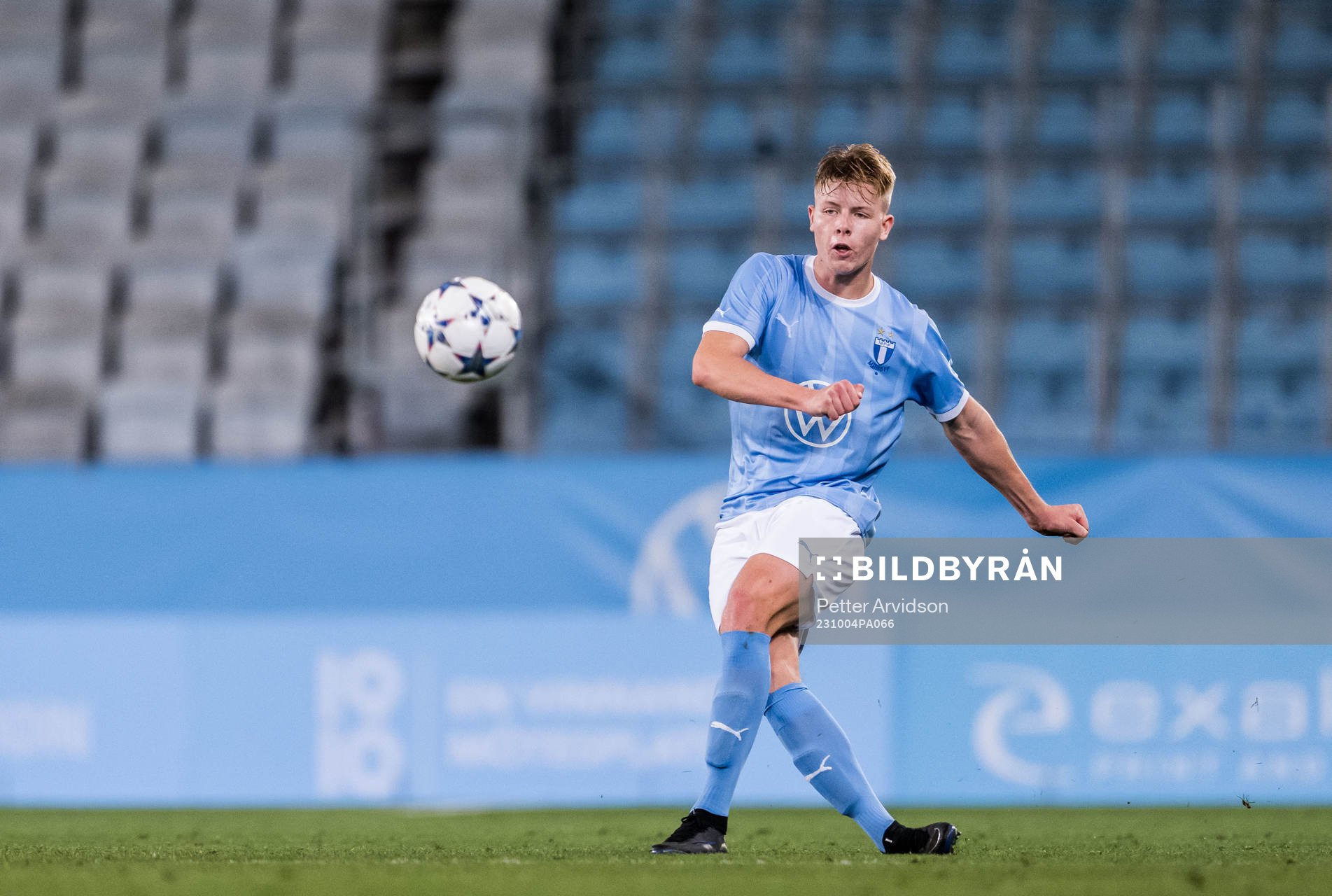 Malmö FFs Nils Zetterström under fotbollsmatchen i UEFA Youth League mellan Malmö FF och Helsingfors den 4 oktober 2023 i Malmö.