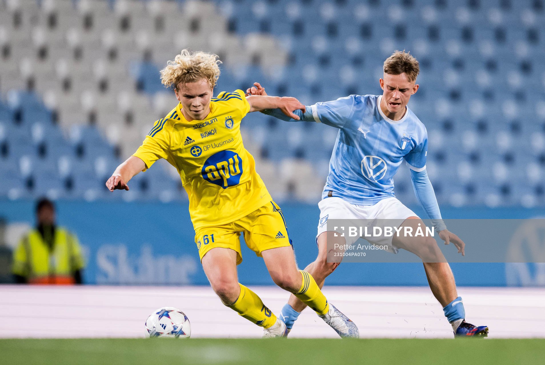 Helsingfors Kaius Simojoki och Malmö FFs Adrian Daly Tempelaar under fotbollsmatchen i UEFA Youth League mellan Malmö FF och Helsingfors den 4 oktober 2023 i Malmö.